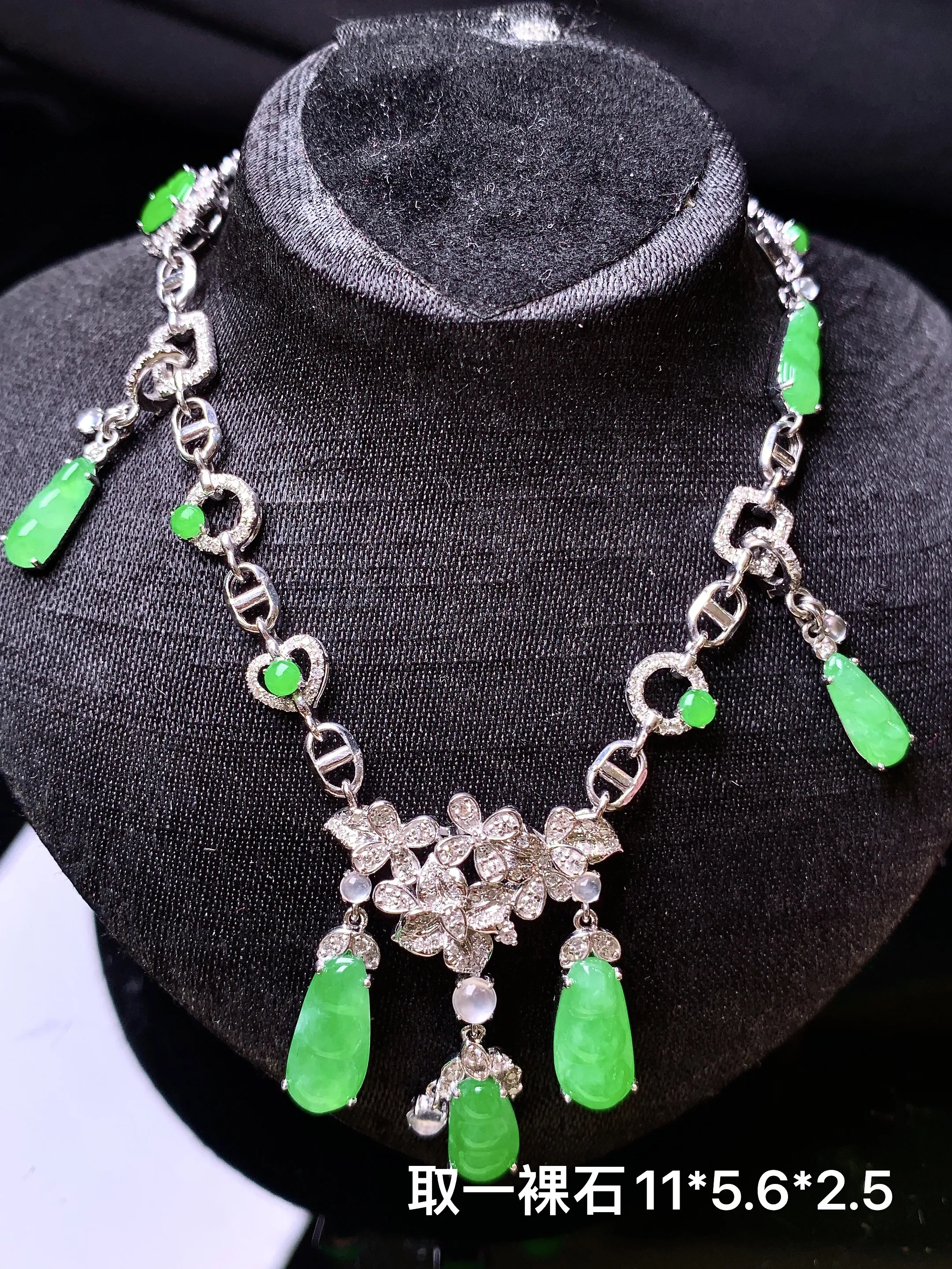 18k金钻镶嵌翠绿四季豆锁骨项链吊坠两用款 玉质细腻 色泽清新艳丽 整体尺寸11*5.6*2.5