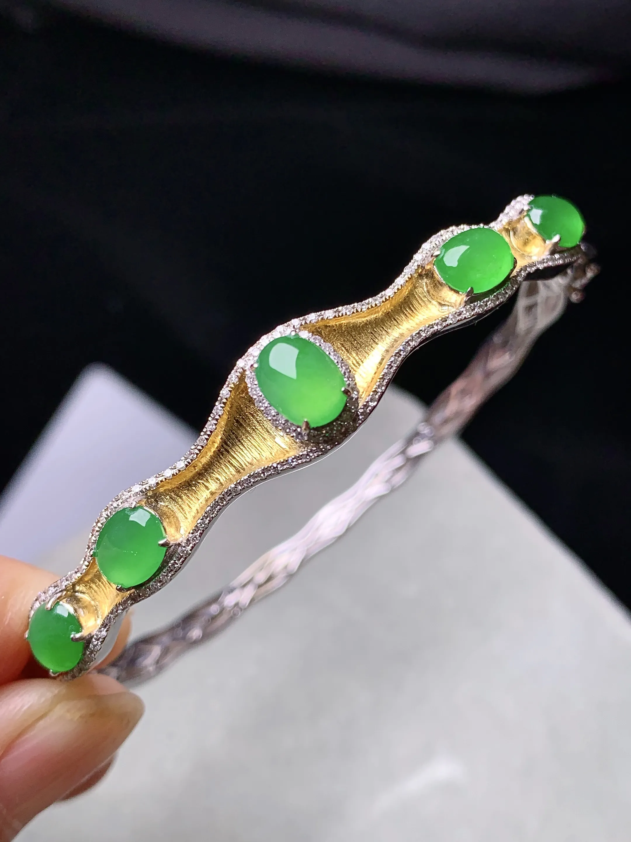 18k金钻镶嵌满绿蛋面手镯 玉质细腻 色泽清新艳丽 圈口56.8裸石尺寸7*5*2.8
