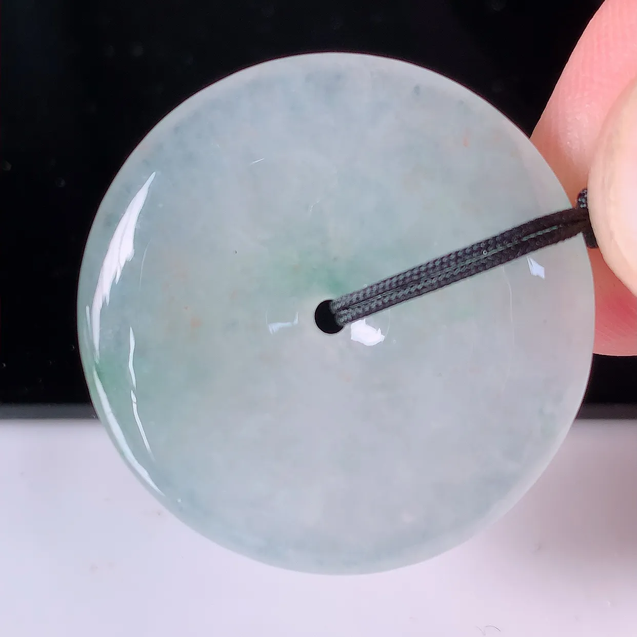 自然光实拍，冰种飘花翡翠平安扣吊坠，冰透，灵动飘逸，寓意平平安安，平安扣佩戴端庄漂亮！#41.28