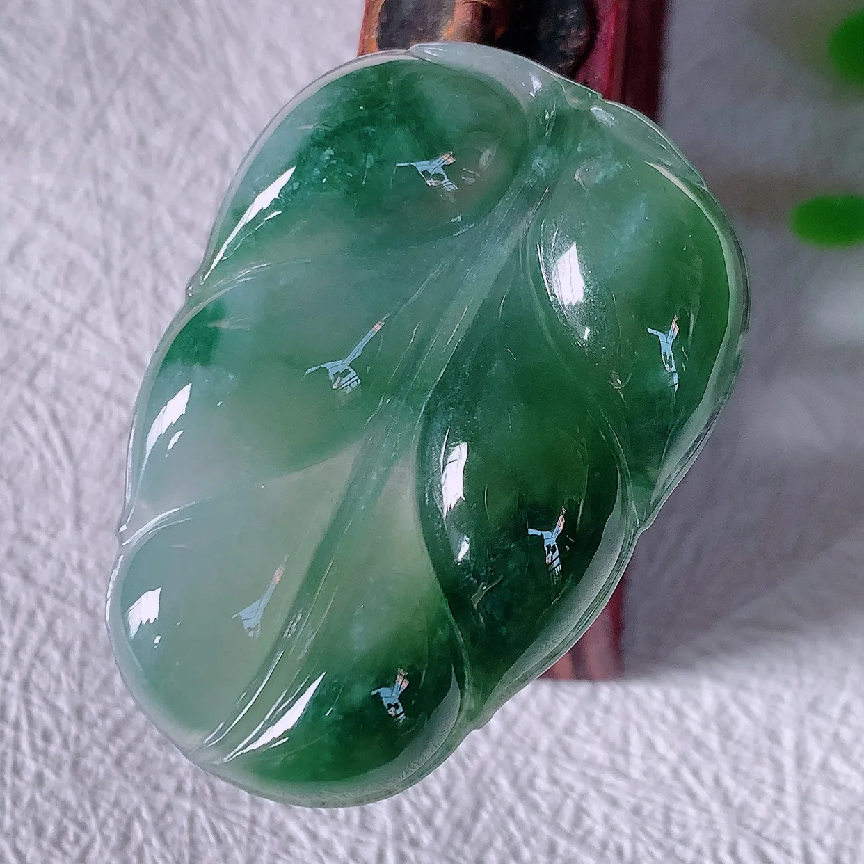 自然光实拍，冰种飘花事业有成叶子吊坠，莹润且起胶，叶子清秀优雅，佩戴大业有成！#01.28