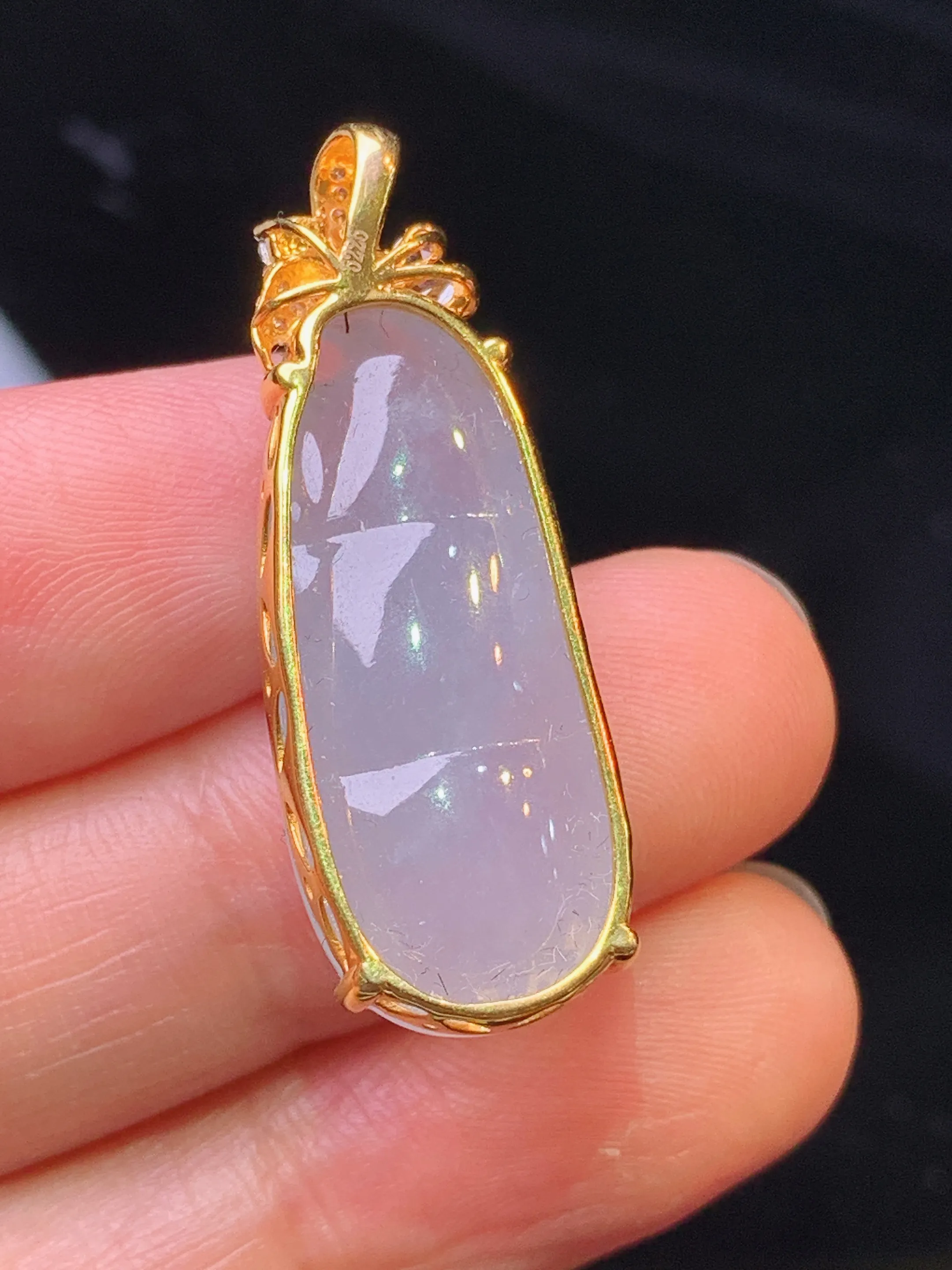 18k金钻镶嵌淡紫罗兰四季豆吊坠 玉质细腻 色泽清新艳丽 整体尺寸33*11.7*8