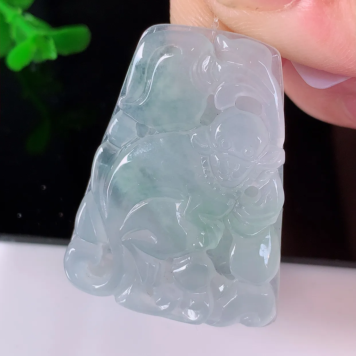 自然光实拍，冰种翡翠生肖猴牌吊坠，种老水足，雕工精湛 ，寓意美好，佩戴时尚出众！#49.28