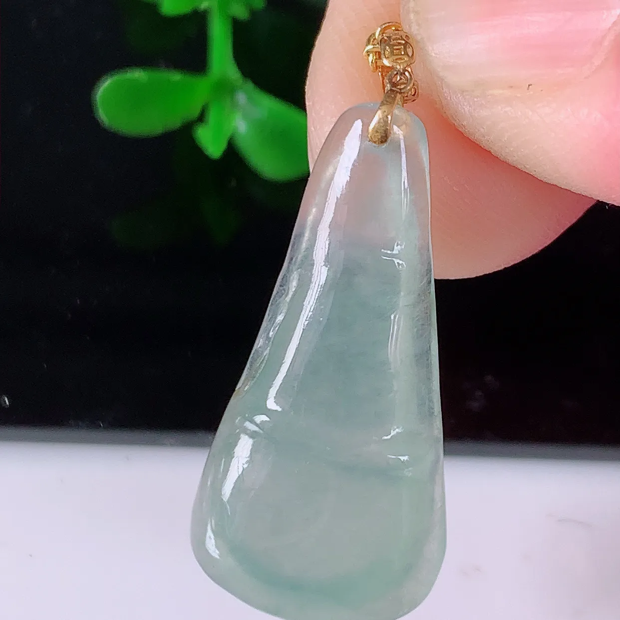 自然光实拍，18K金镶嵌冰种翡翠竹节吊坠。竹节寓意“节节高，官运亨通，前程似锦，水润莹泽，清秀高雅，佩戴精美！#1.28