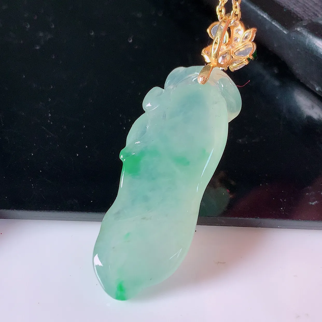 自然光实拍，18K金镶嵌冰种飘绿翡翠招财福瓜吊坠，翡翠福瓜招财瓜，冰润且起胶感，佩戴效果优雅迷人！#42.28整体38.5-裸石30*12-7