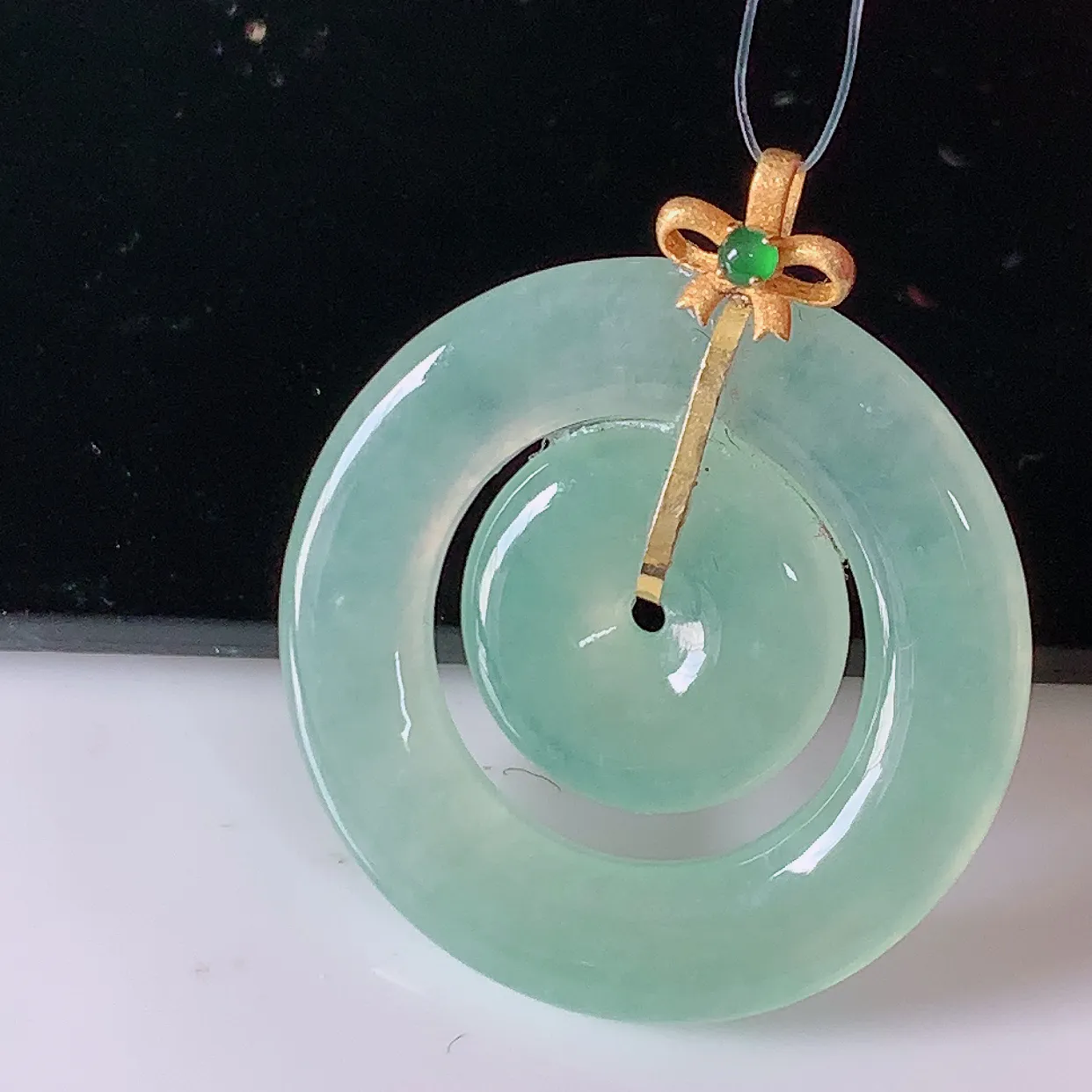 18K金镶嵌冰种翡翠平安母子扣吊坠，平安是福；翠色灵动，很美的料子，平安扣佩戴优雅迷人！#49.28