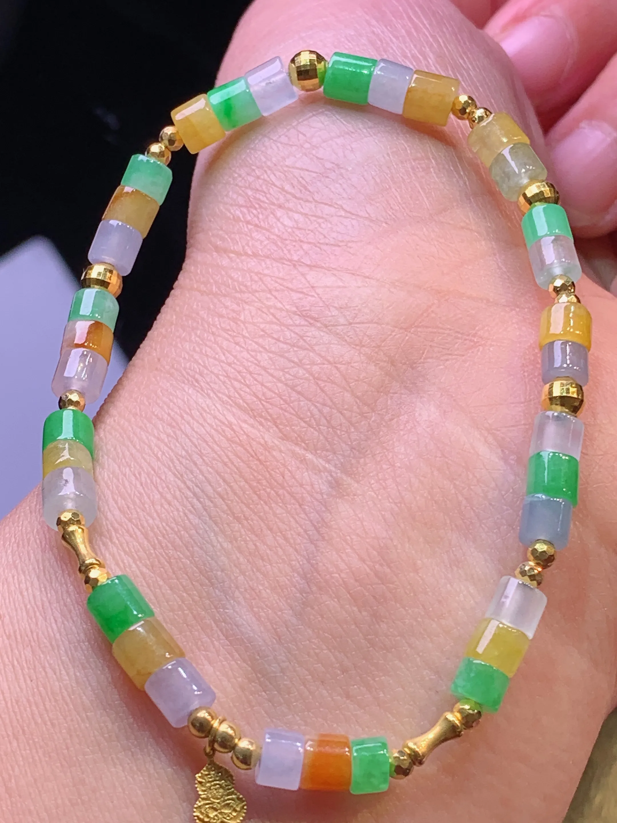 18k金镶嵌多彩路路通手链 玉质细腻 色泽清新艳丽 整体尺寸4.3*3.6