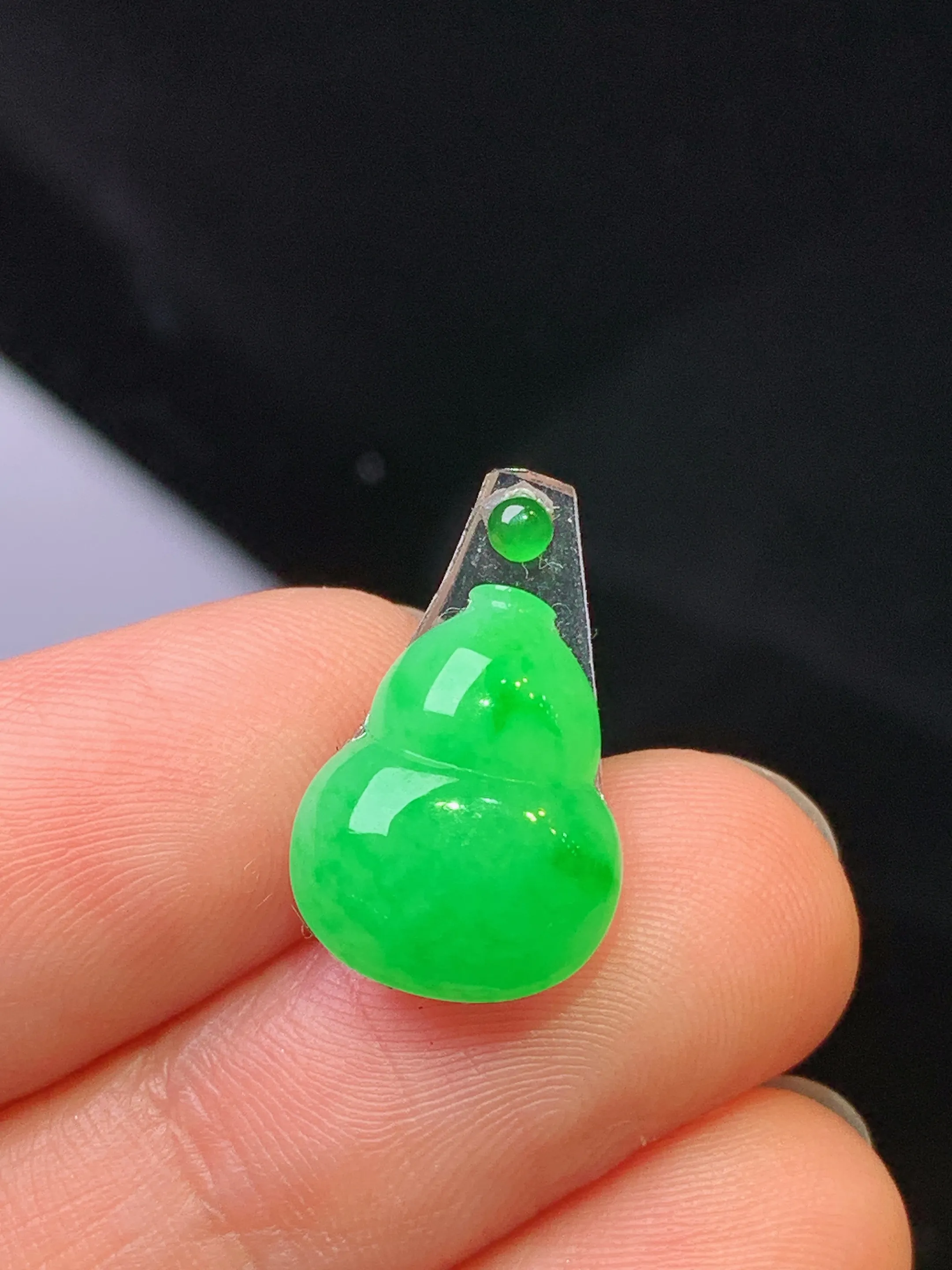 镶嵌款 翠绿葫芦吊坠 玉质细腻 色泽清新艳丽 整体尺寸14*11*3.3