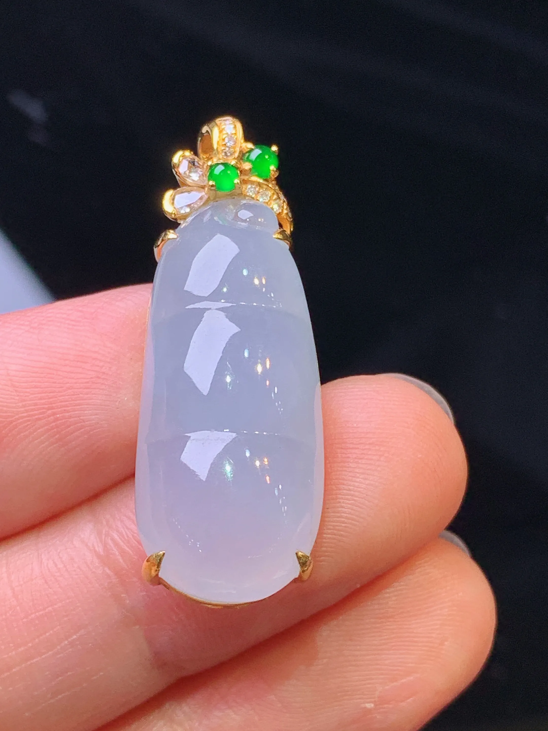 18k金钻镶嵌淡紫罗兰四季豆吊坠 玉质细腻 色泽清新艳丽 整体尺寸33*11.7*8