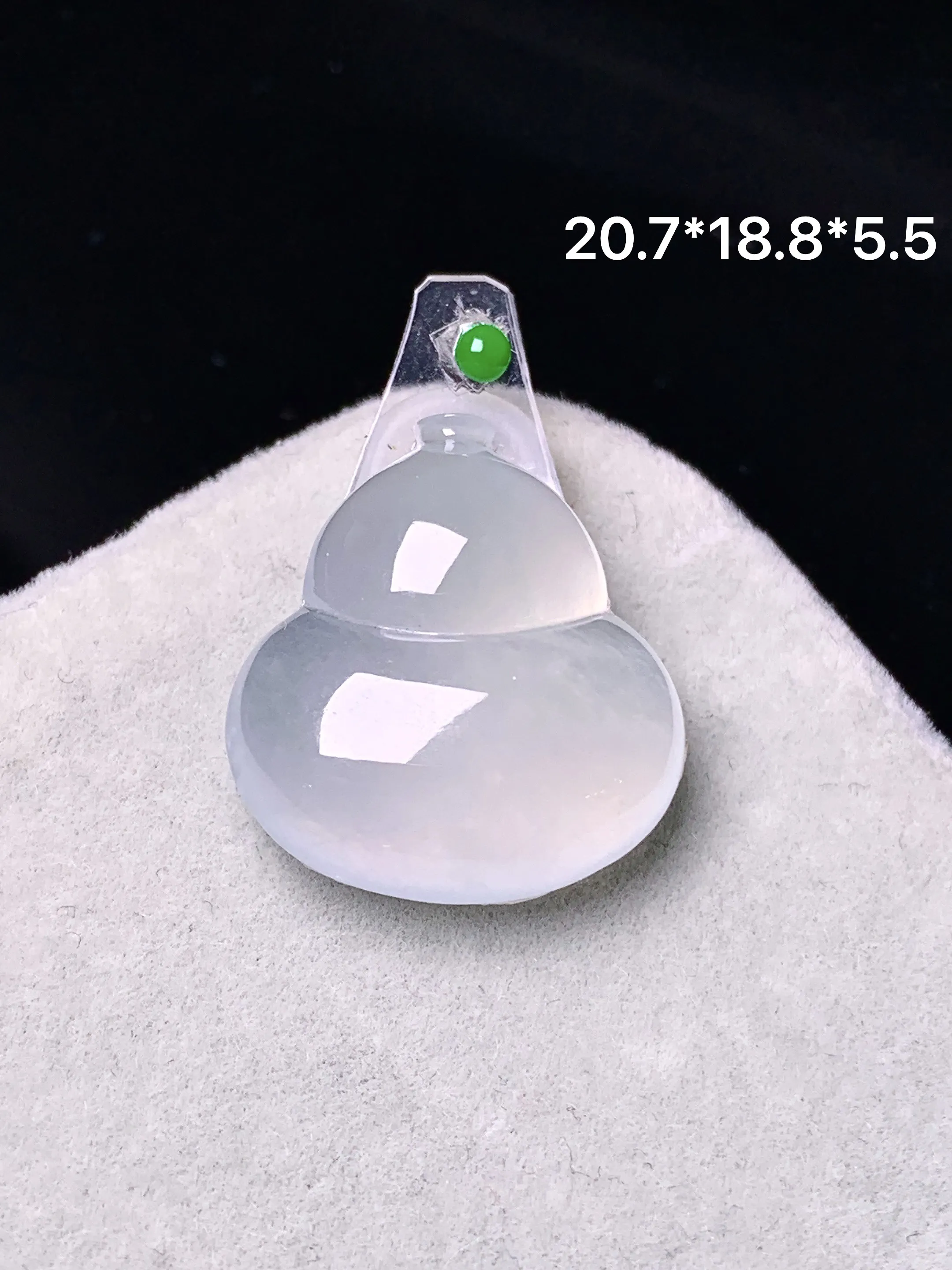 镶嵌款 冰种葫芦吊坠 玉质细腻 色泽清新艳丽 整体尺寸20.7*18.8*5.5