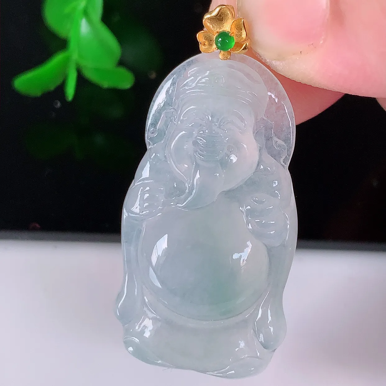 18k金镶嵌冰种翡翠招财财神爷吊坠，款式新颖时尚，日常百搭的款。清秀高雅，佩戴优雅高贵！#49.28