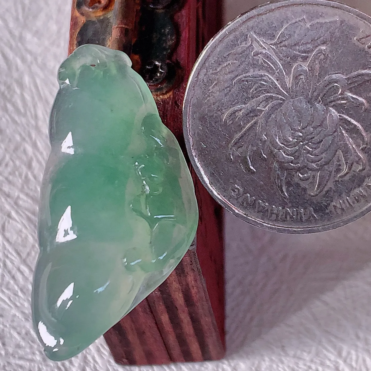 自然光实拍，冰种飘花翡翠福豆吊坠，寓意“四季平安，福气满满”胶感十足，饱满，佩戴效果优雅迷人！#46.28