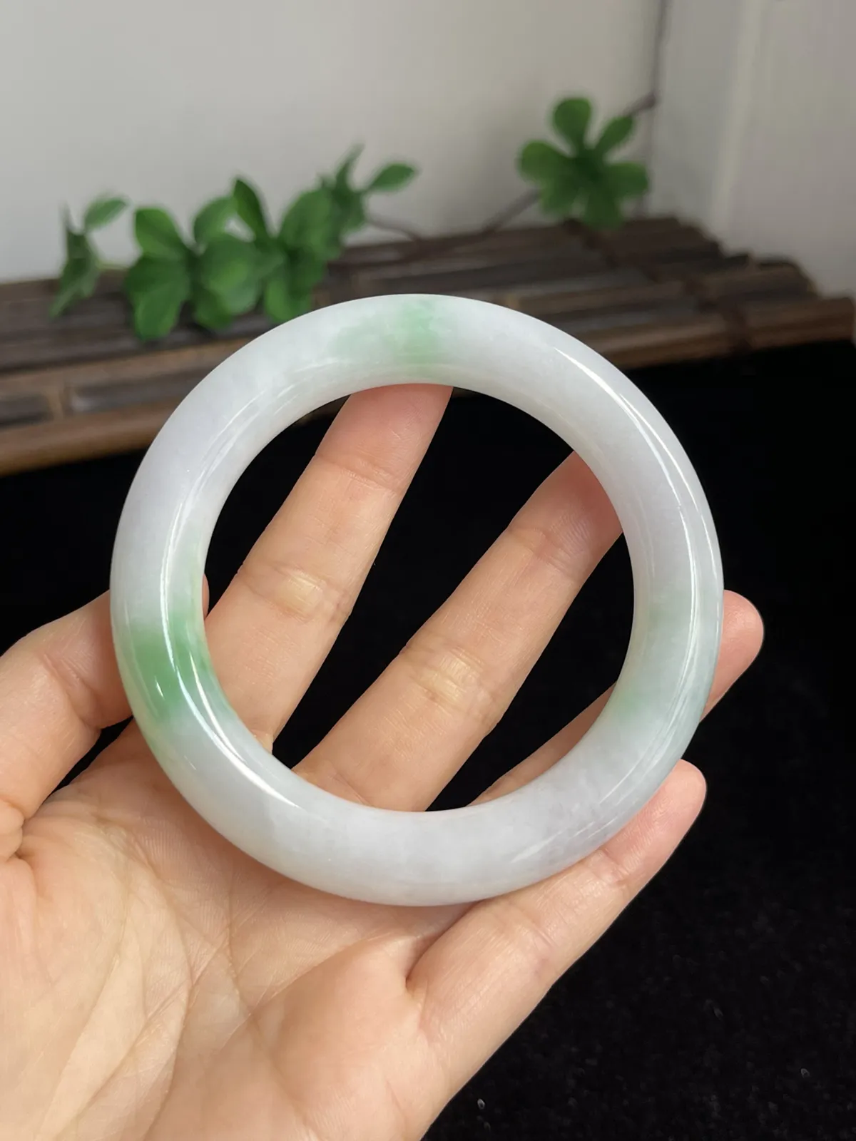 圆镯58圈口，翡翠飘绿手镯