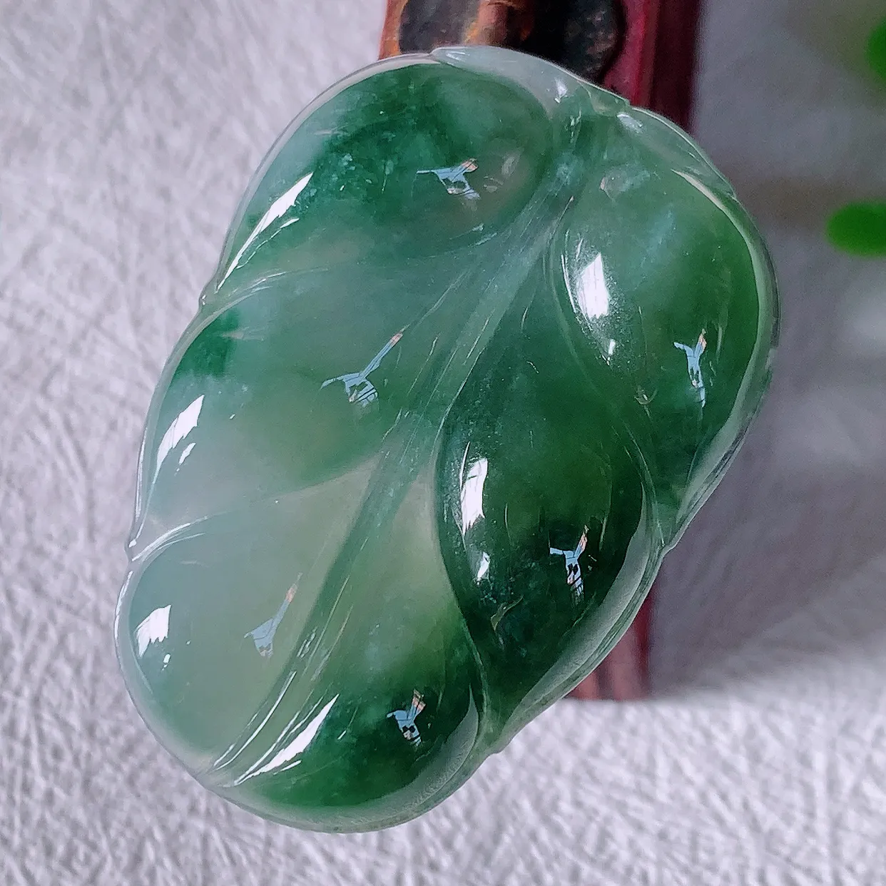 自然光实拍，冰种飘花事业有成叶子吊坠，莹润且起胶，叶子清秀优雅，佩戴大业有成！#01.28