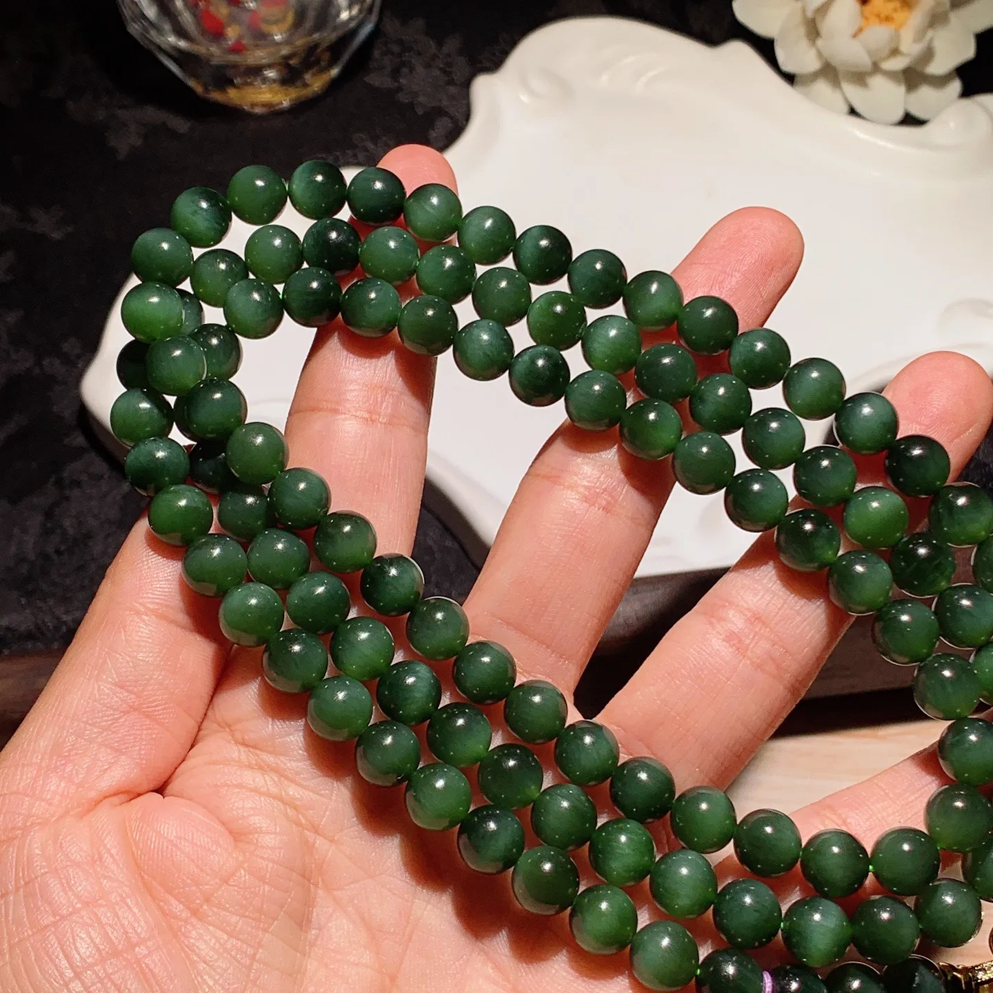 和田玉菠菜绿俄罗斯猫眼108佛珠项链 单颗尺寸8重89.5克。玉质细腻油润。手推出油。佩戴高端典雅。lt260130