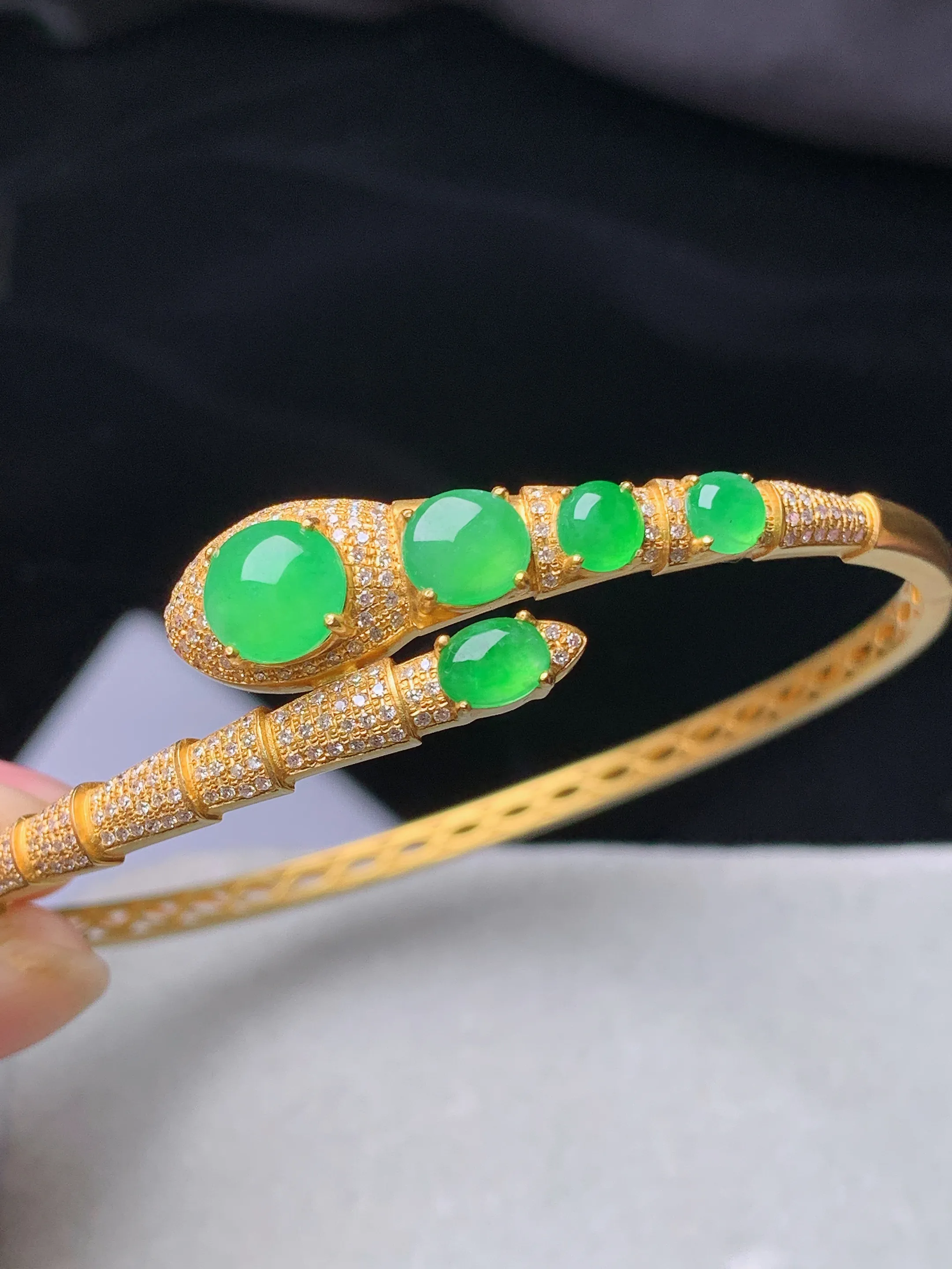 18k金钻镶嵌满绿蛋面手镯 玉质细腻 色泽清新艳丽 圈口58.6 裸石尺寸7*3