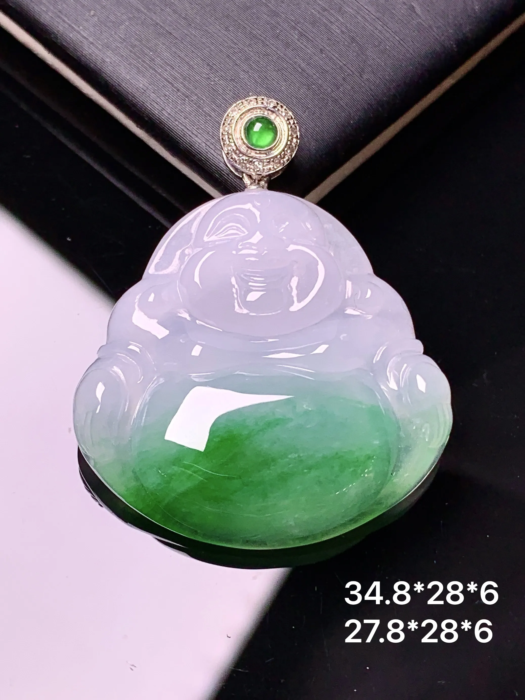 18k金镶嵌飘绿佛公吊坠 玉质细腻 色泽清新艳丽 整体尺寸34.8*28*6