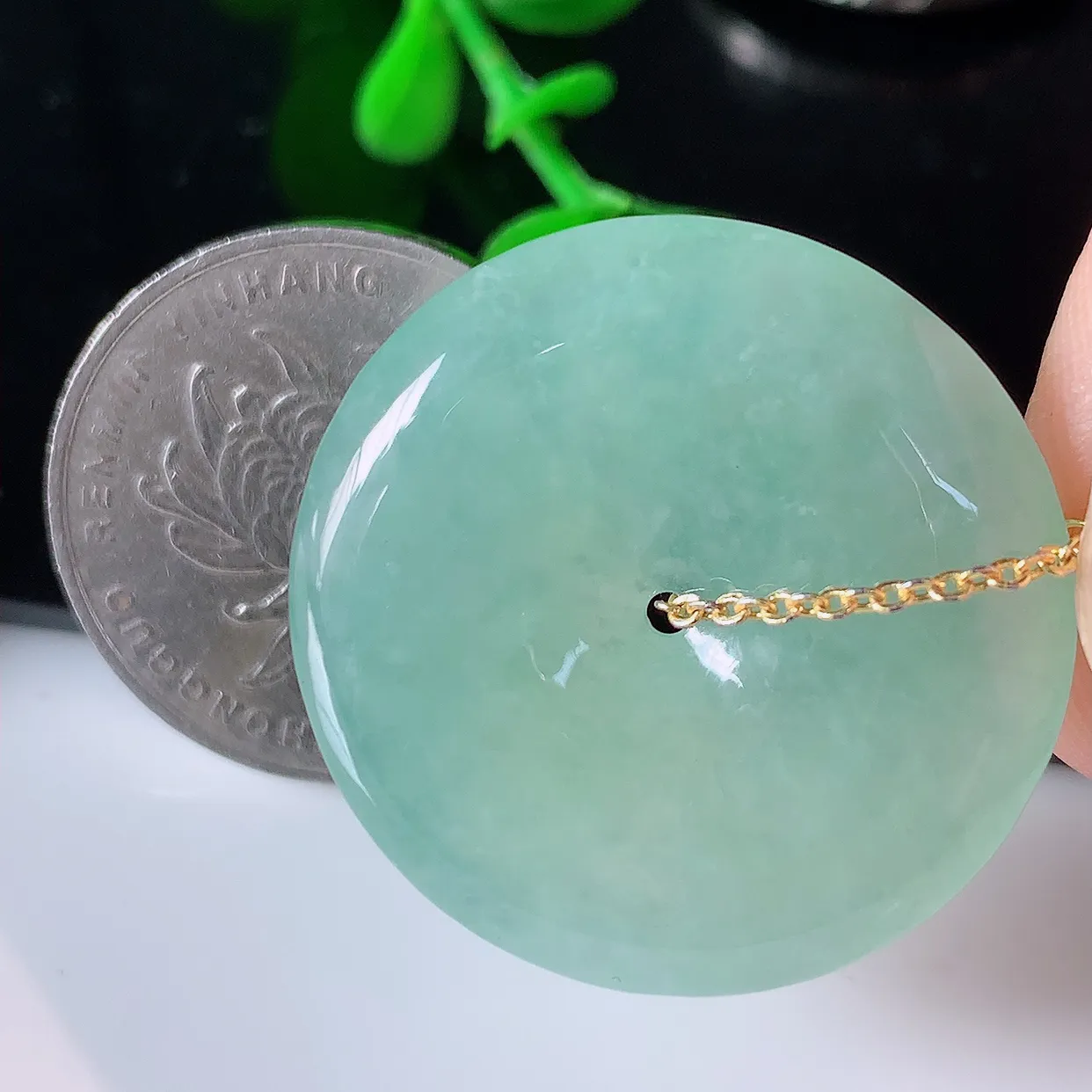 自然光实拍，冰种晴水底翡翠平安扣吊坠，平安是福；冰透，很美的料子，平安扣佩戴优雅迷人！#57.28