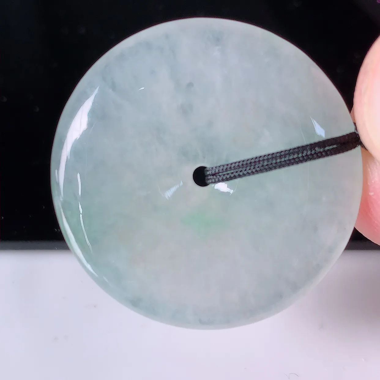 自然光实拍，冰种飘花翡翠平安扣吊坠，冰透，灵动飘逸，寓意平平安安，平安扣佩戴端庄漂亮！#41.28