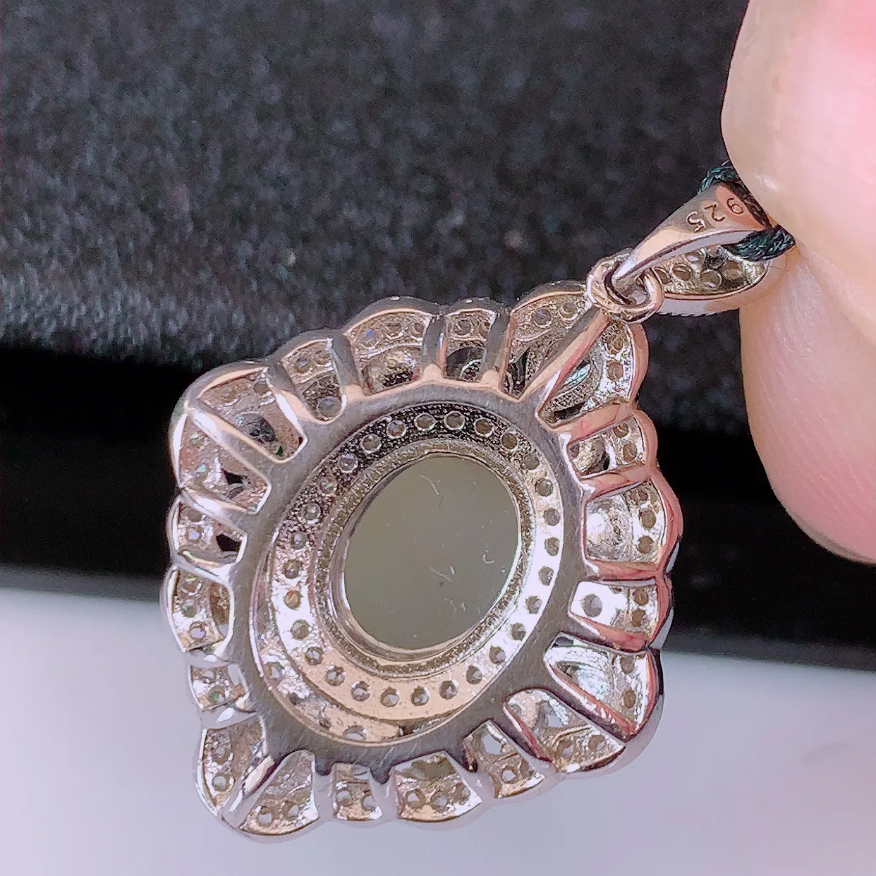 冰透满绿翡翠925银镶嵌吊坠，自然光实拍，翠色灵动，颜色漂亮，种老水足，品相佳，佩戴佳品！#97.25整体29.5*20*9裸石10*8