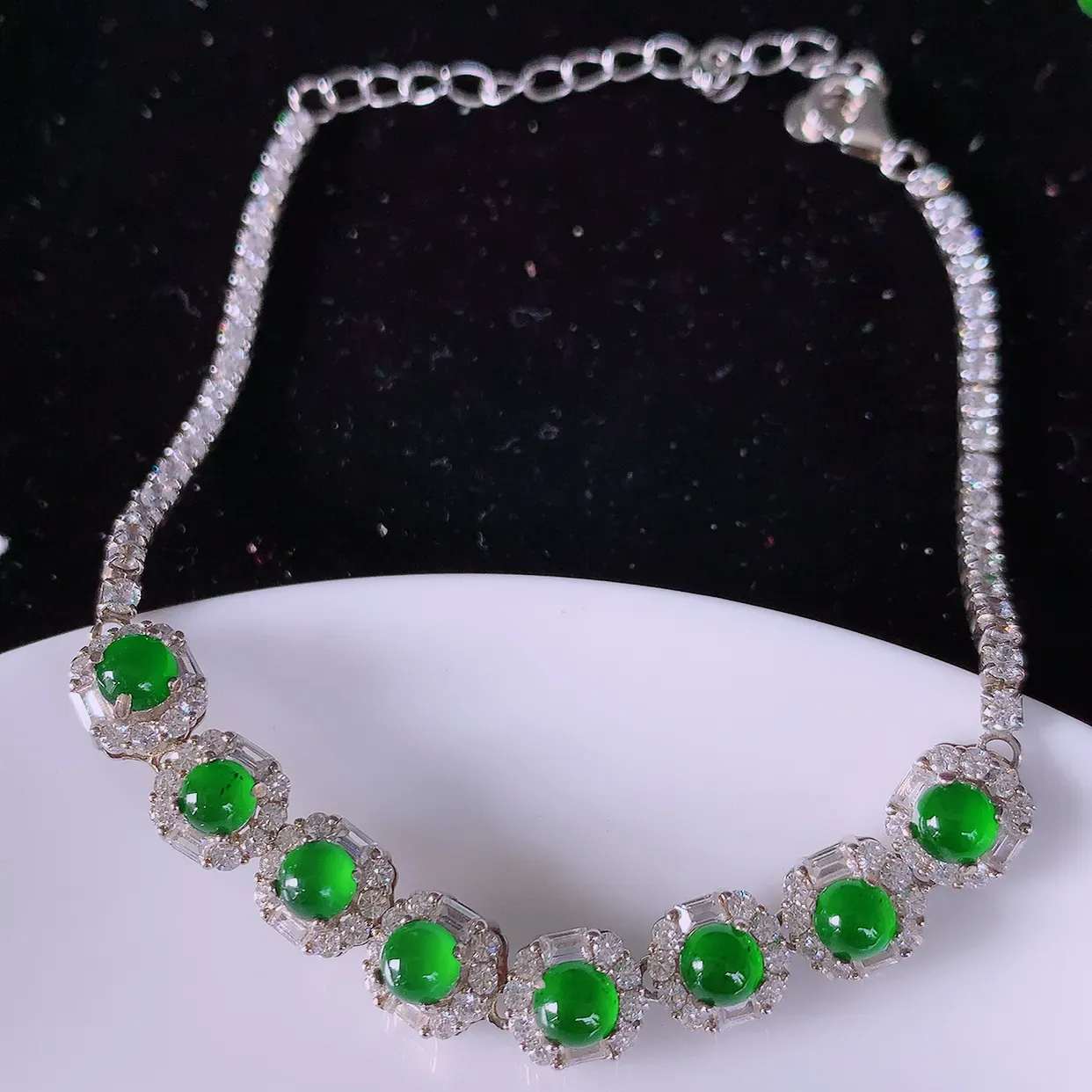 冰透满绿翡翠925银镶嵌手链，自然光实拍，翠色灵动，颜色漂亮，种老水足，品相佳，佩戴佳品！#97.28取一整体7.2*6.8*6.2裸石3.8*3.8