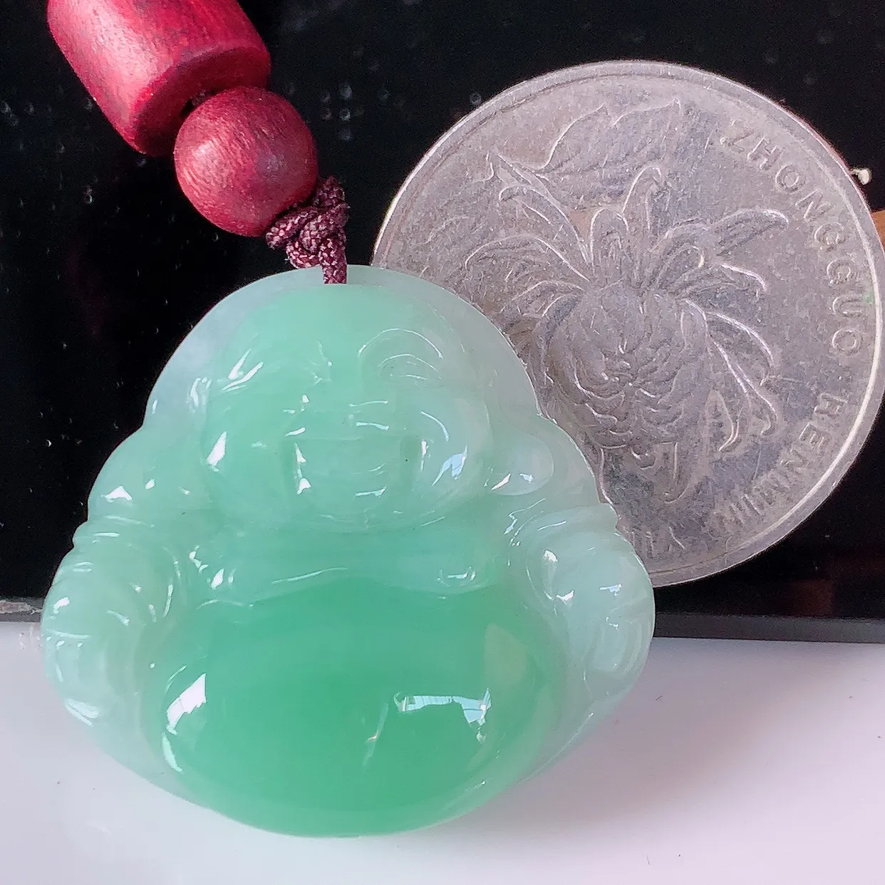 自然光实拍，冰润满绿翡翠佛公吊坠，水灵起胶，翠色迷人，佛公在心中，一生平安，饱满圆润，开怀大笑佛公，配戴灵气十足！#46.28