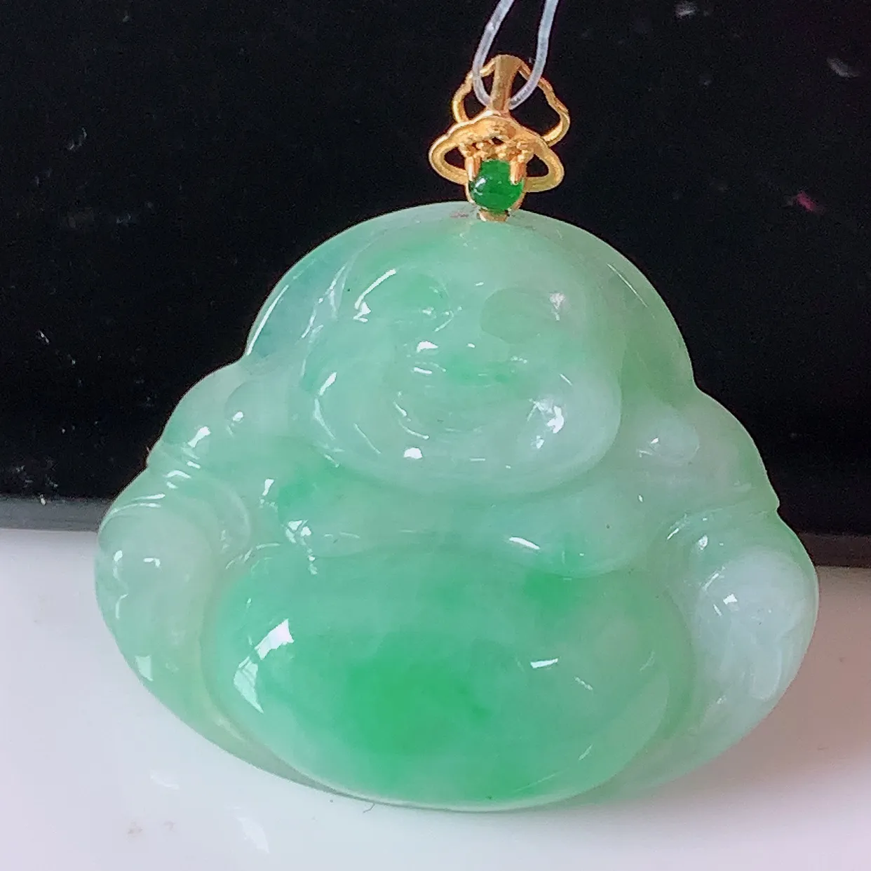 自然光实拍，18K金镶嵌冰润飘绿翡翠佛公吊坠，玉笑佛，饱满，开脸喜庆，品佳品，配戴优雅迷人！#49.