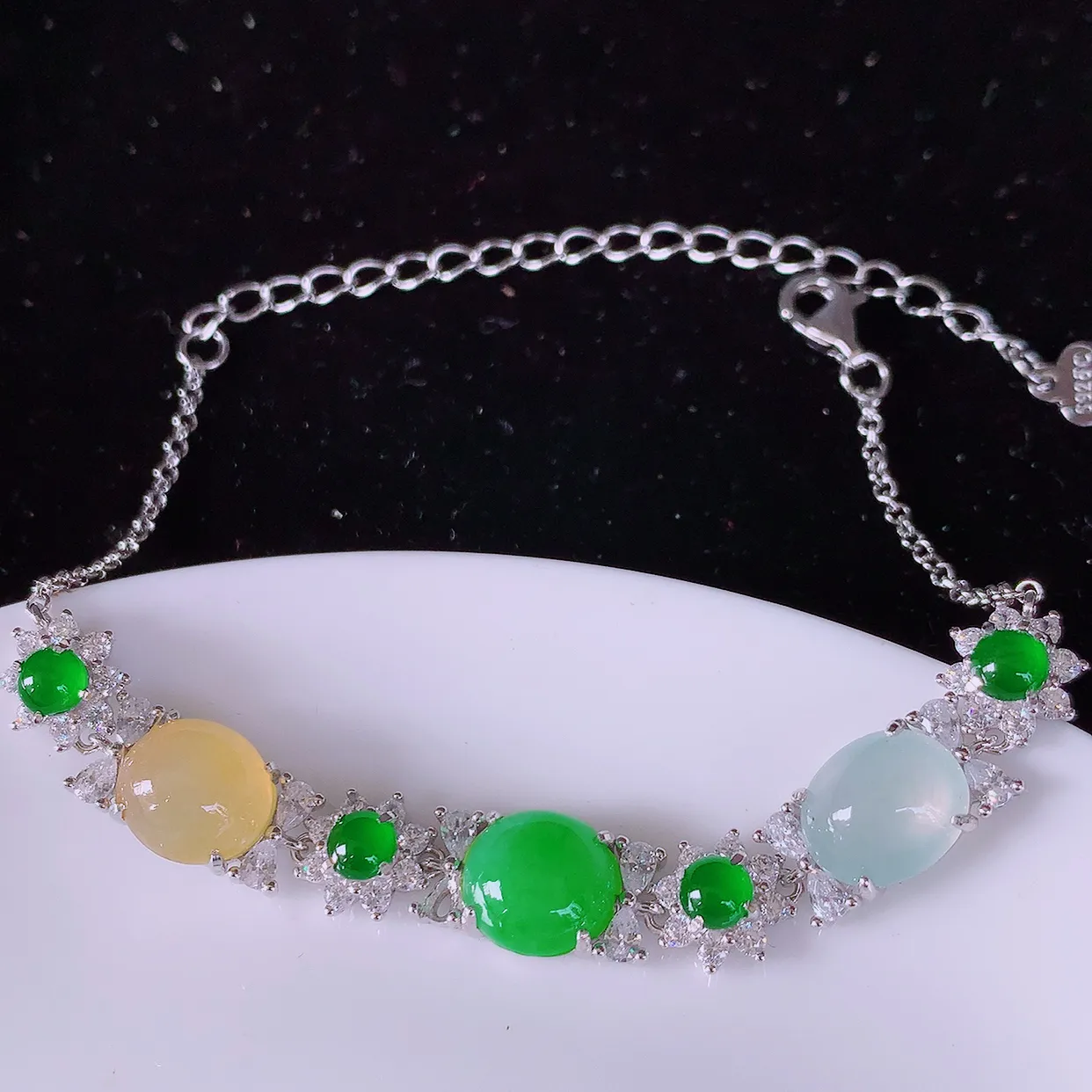 冰透三彩翡翠925银镶嵌手链，自然光实拍，翠色灵动，颜色漂亮，种老水足，品相佳，佩戴佳品！#97.28取一整体13.8-8-5.8裸石8.5*8