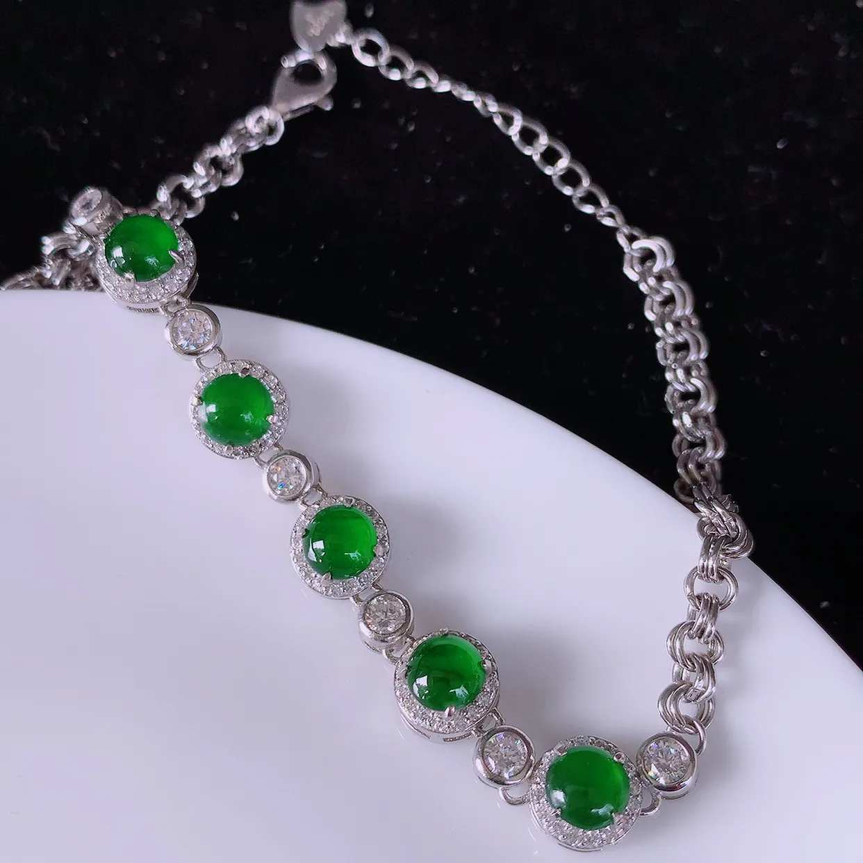 冰透满绿翡翠925银镶嵌手链，自然光实拍，翠色灵动，颜色漂亮，种老水足，品相佳，佩戴佳品！#97.28取一整体7.5*7.2*5.6裸石5*5