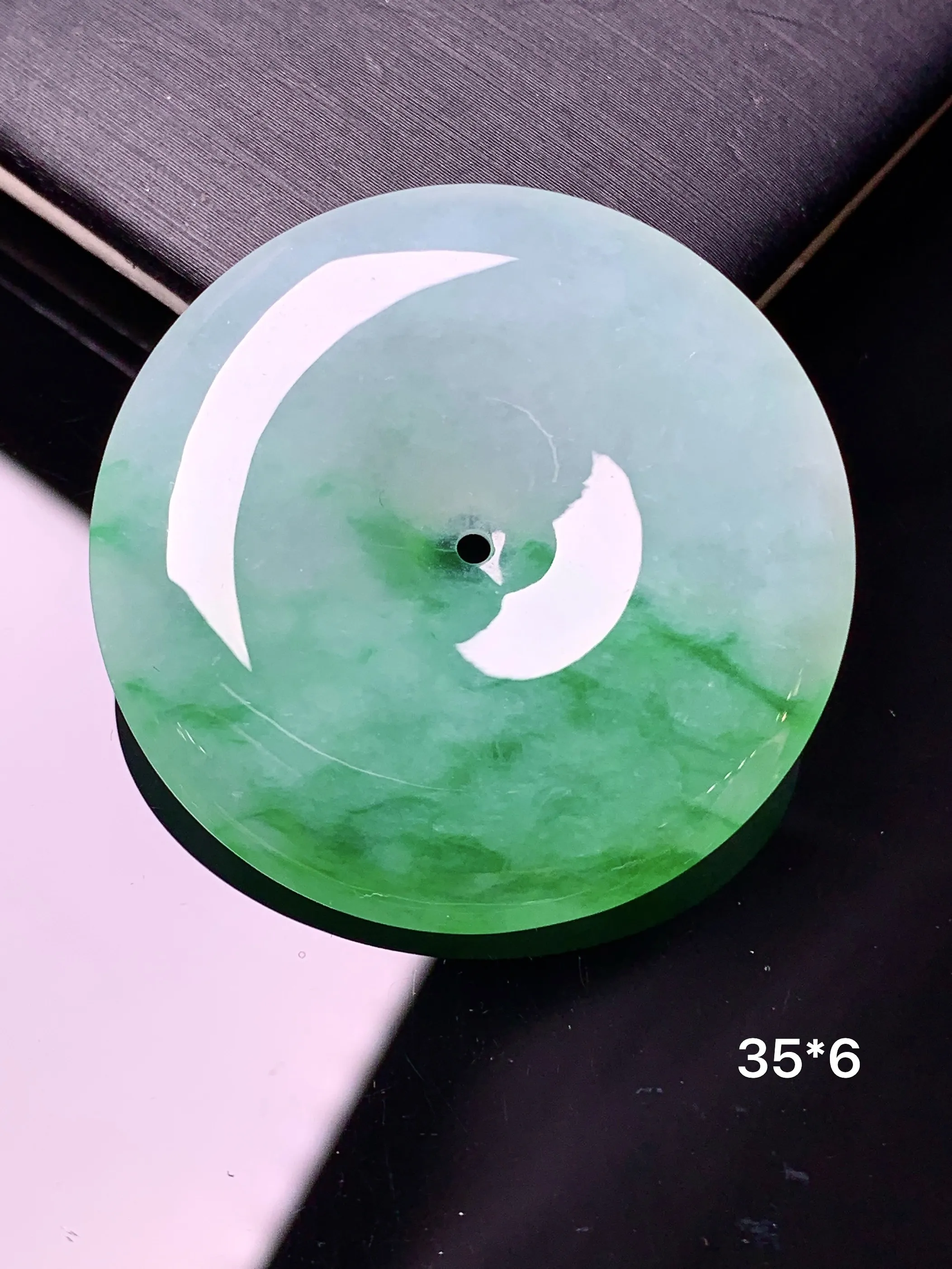 飘绿平安扣吊坠 玉质细腻 色泽清新艳丽 整体尺寸35*6