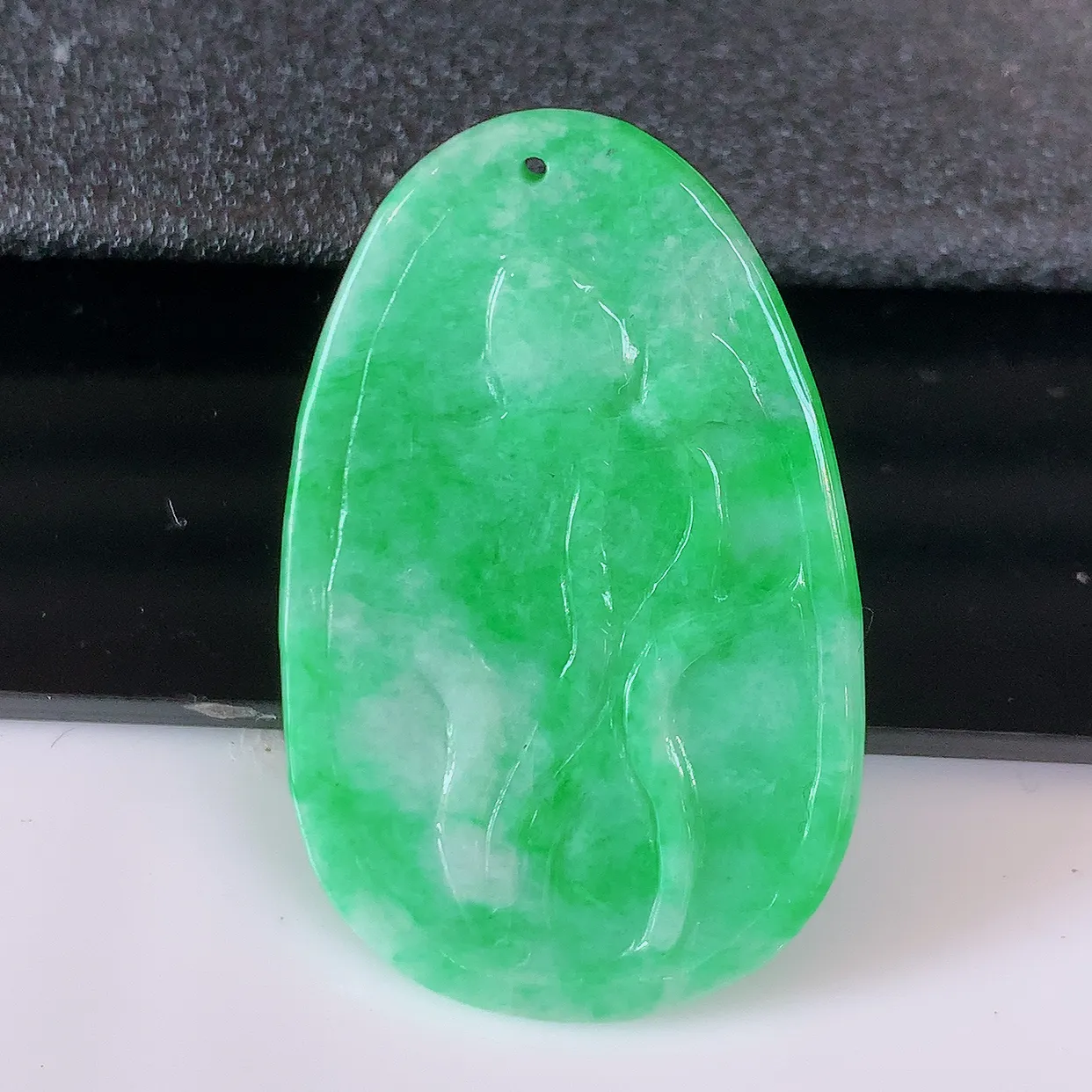 自然光实拍，冰润辣绿翡翠荷叶鱼、和和美美玉坠，财源广进，自然隐逸、荷本是素不着尘之物，有和美之寓意。#57.25