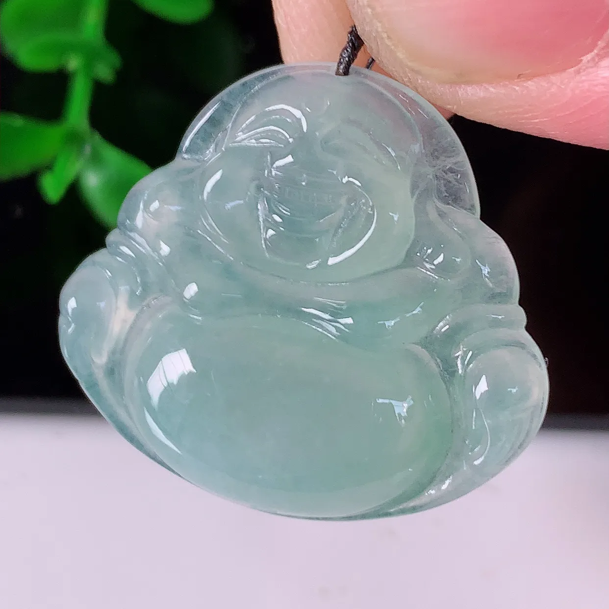 自然光实拍，冰种翡翠佛公吊坠，水灵起胶，翠色迷人，佛公在心中，一生平安，饱满圆润，开怀大笑佛公，配戴灵气十足！#46.28