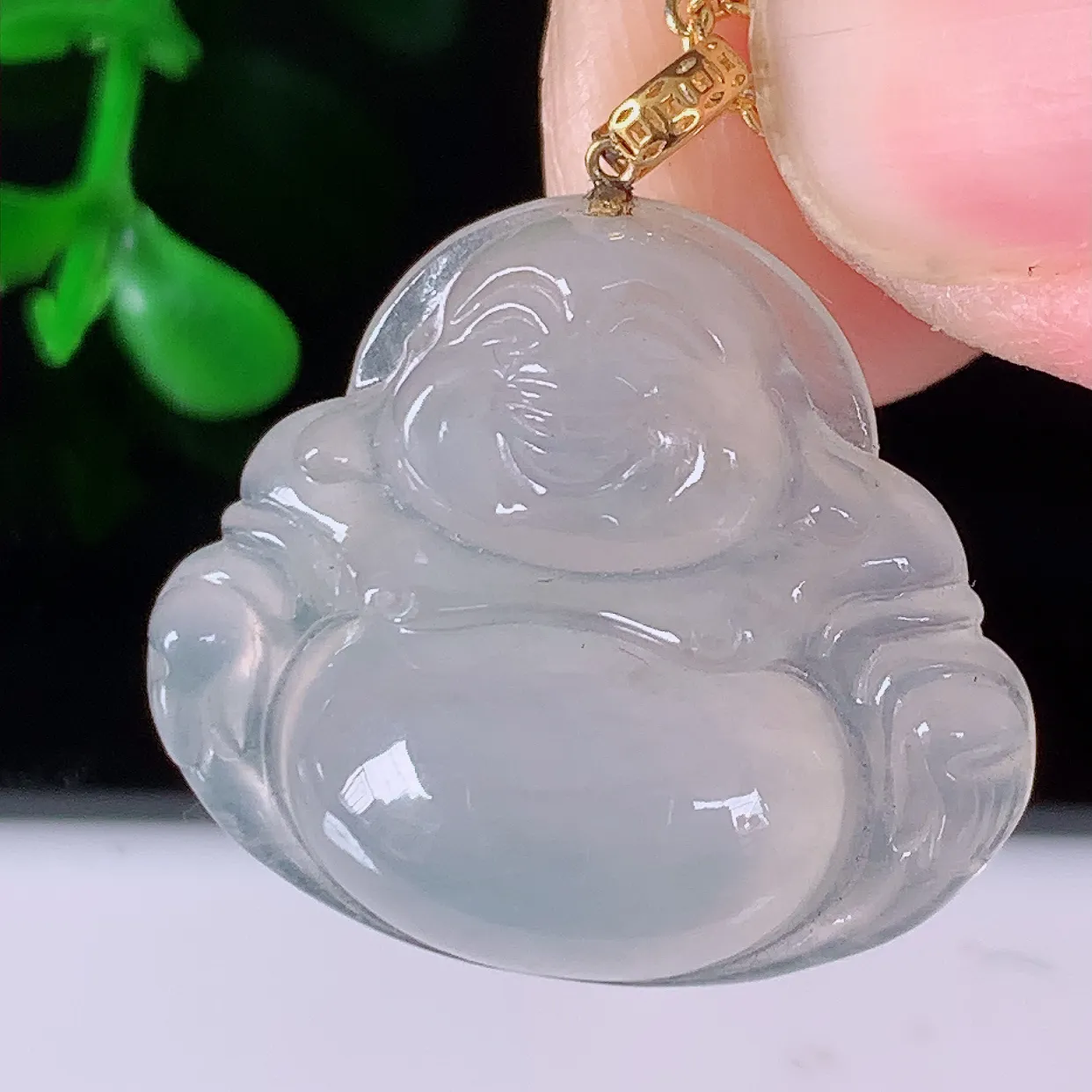 18k金镶嵌冰种佛公翡翠吊坠，款式新颖时尚，日常百搭的款。清秀高雅，佩戴优雅高贵！#1.28