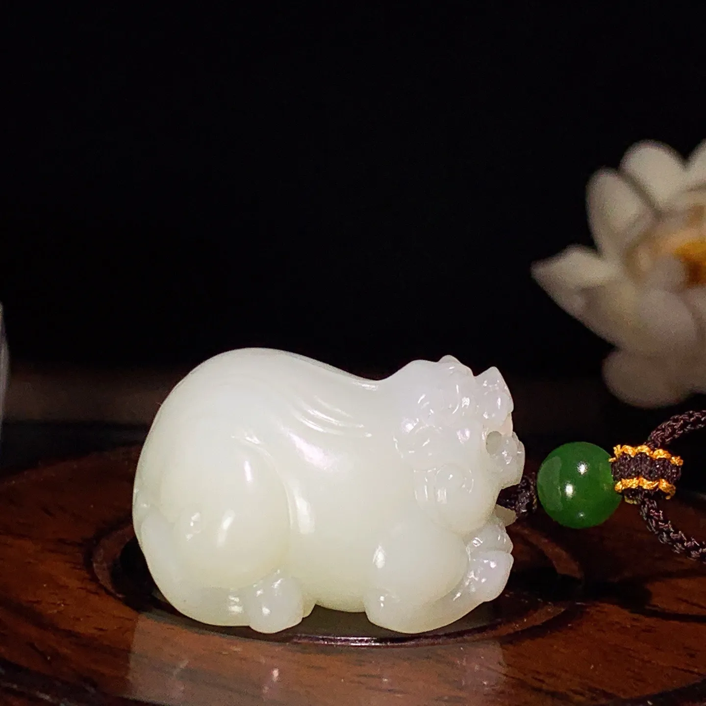新疆和田玉羊脂白招财进宝貔貅挂件 尺寸34/30/22重39.5克。玉质细腻油润。手推出油。佩戴高端典雅。lt260130
