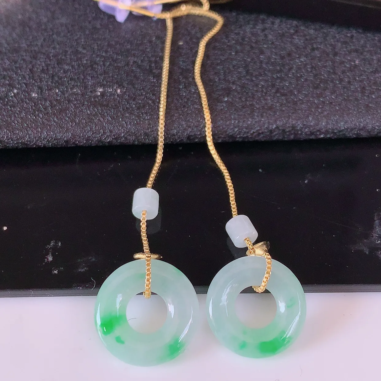 自然光实拍，冰种飘绿翡翠一对平安扣耳坠，翠色灵动，玉质细腻，颜色漂亮，品相佳，佩戴佳品！配图银线 #57.25