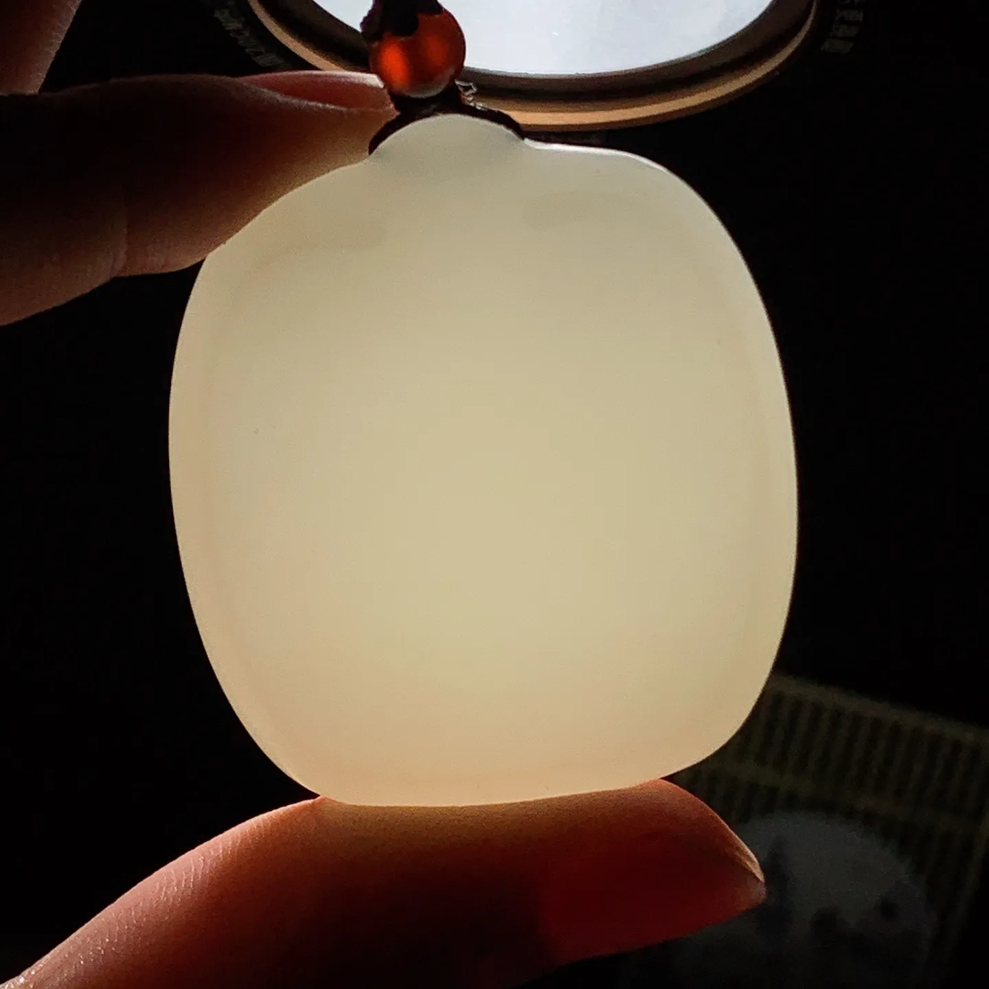 新疆和田玉羊脂白平安无事牌挂件 尺寸46/41/11重50.4克。玉质细腻油润。手推出油。佩戴高端典雅。lt260130