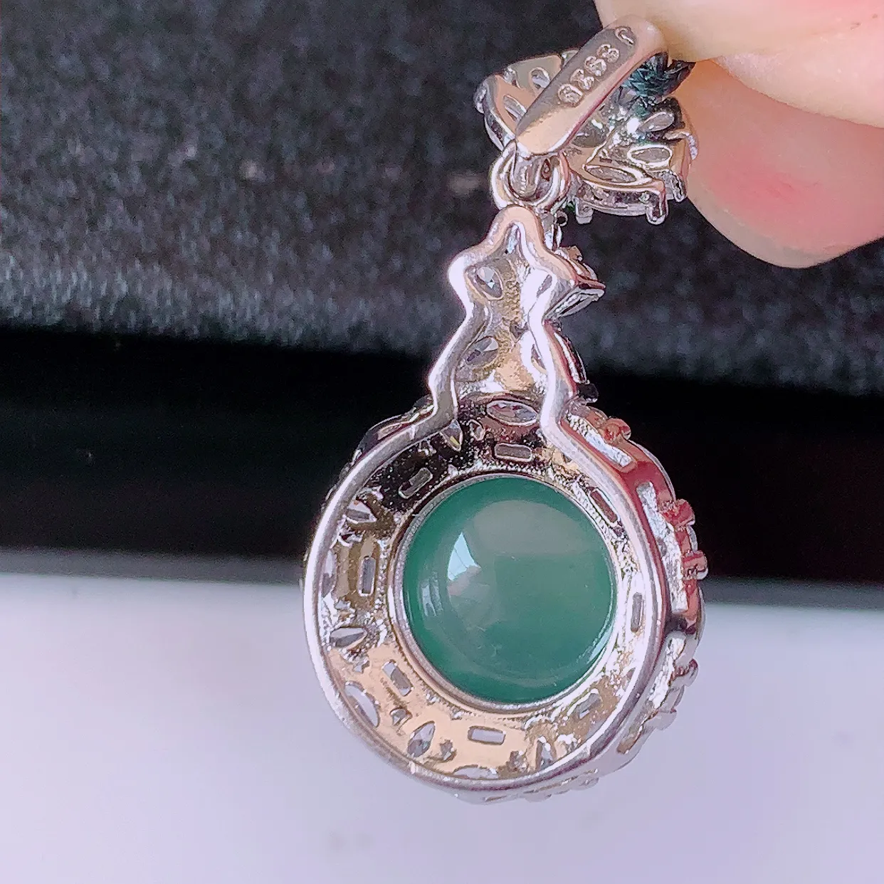 冰透满绿翡翠925银镶嵌吊坠，自然光实拍，翠色灵动，颜色漂亮，种老水足，品相佳，佩戴佳品！#97.25整体27.5*14*8.8裸石9*9