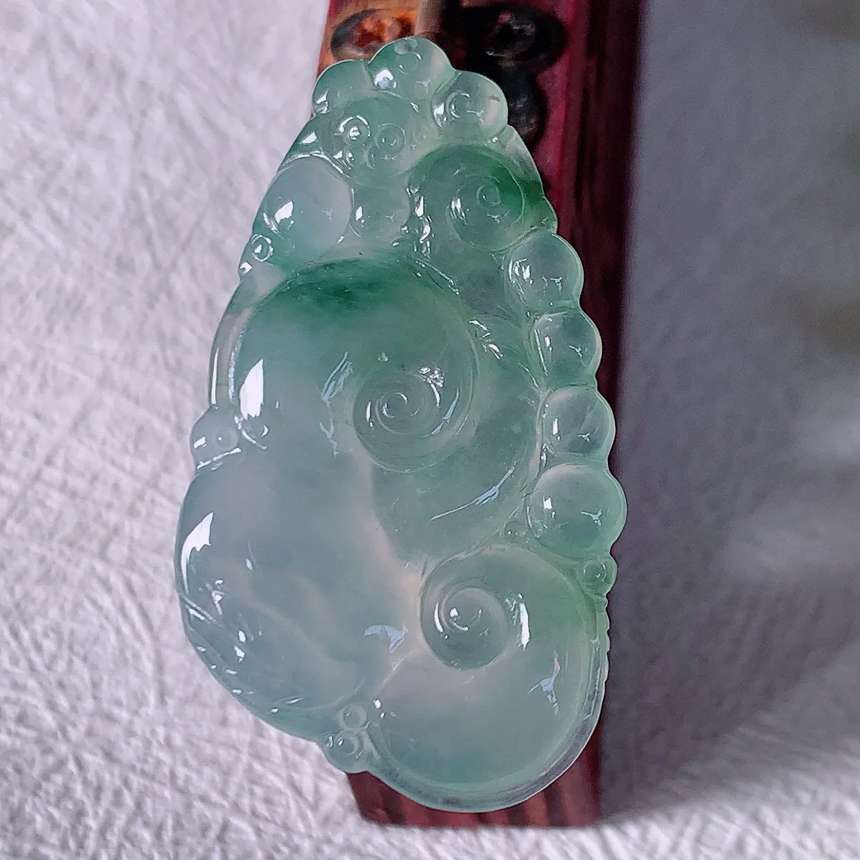 自然光实拍，冰种飘花翡翠如意吊坠，上身效果非常美，饱满大气，工艺美，万事如意，如意一生 #01.28