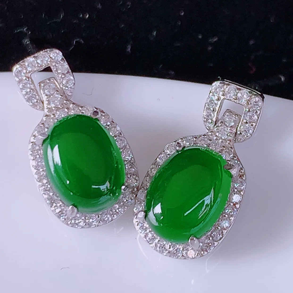 冰透满绿翡翠925银镶嵌耳坠，自然光实拍，翠色灵动，颜色漂亮，种老水足，品相佳，佩戴佳品！#97.28整体15.5-8-6.5裸石8*5.5