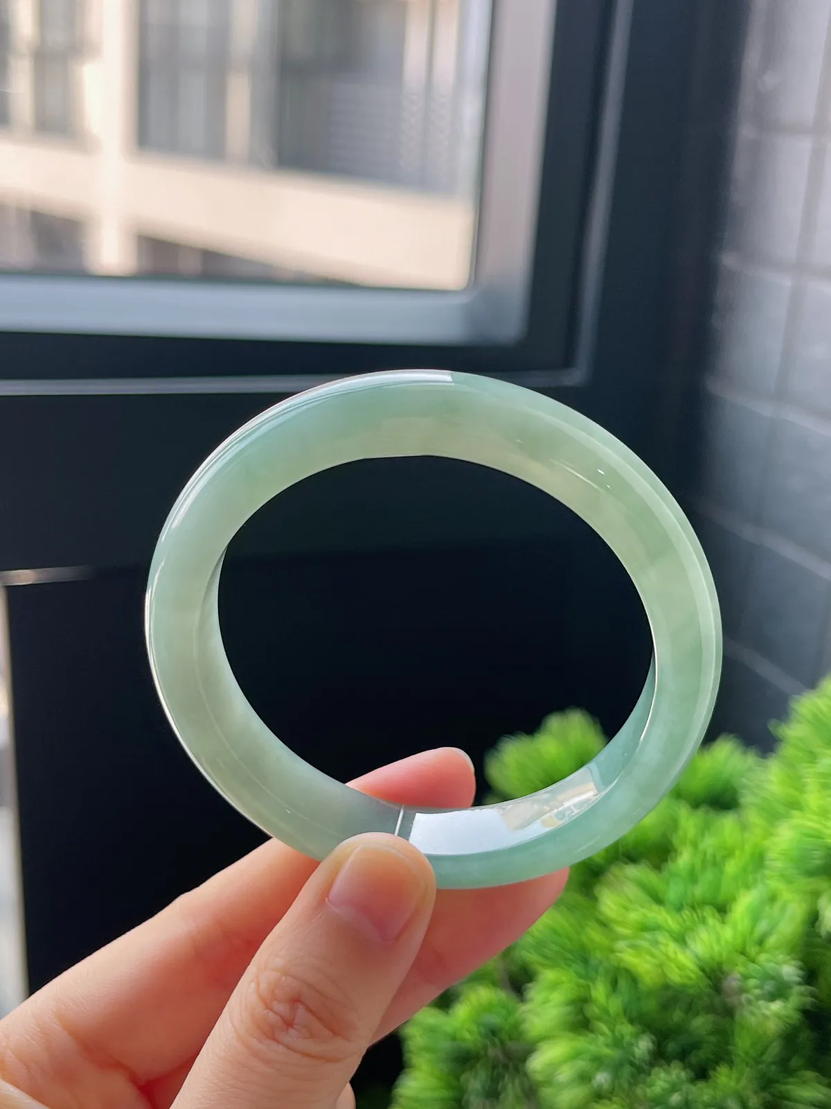 正圈54.6圈口，翡翠冰糯种飘绿手镯