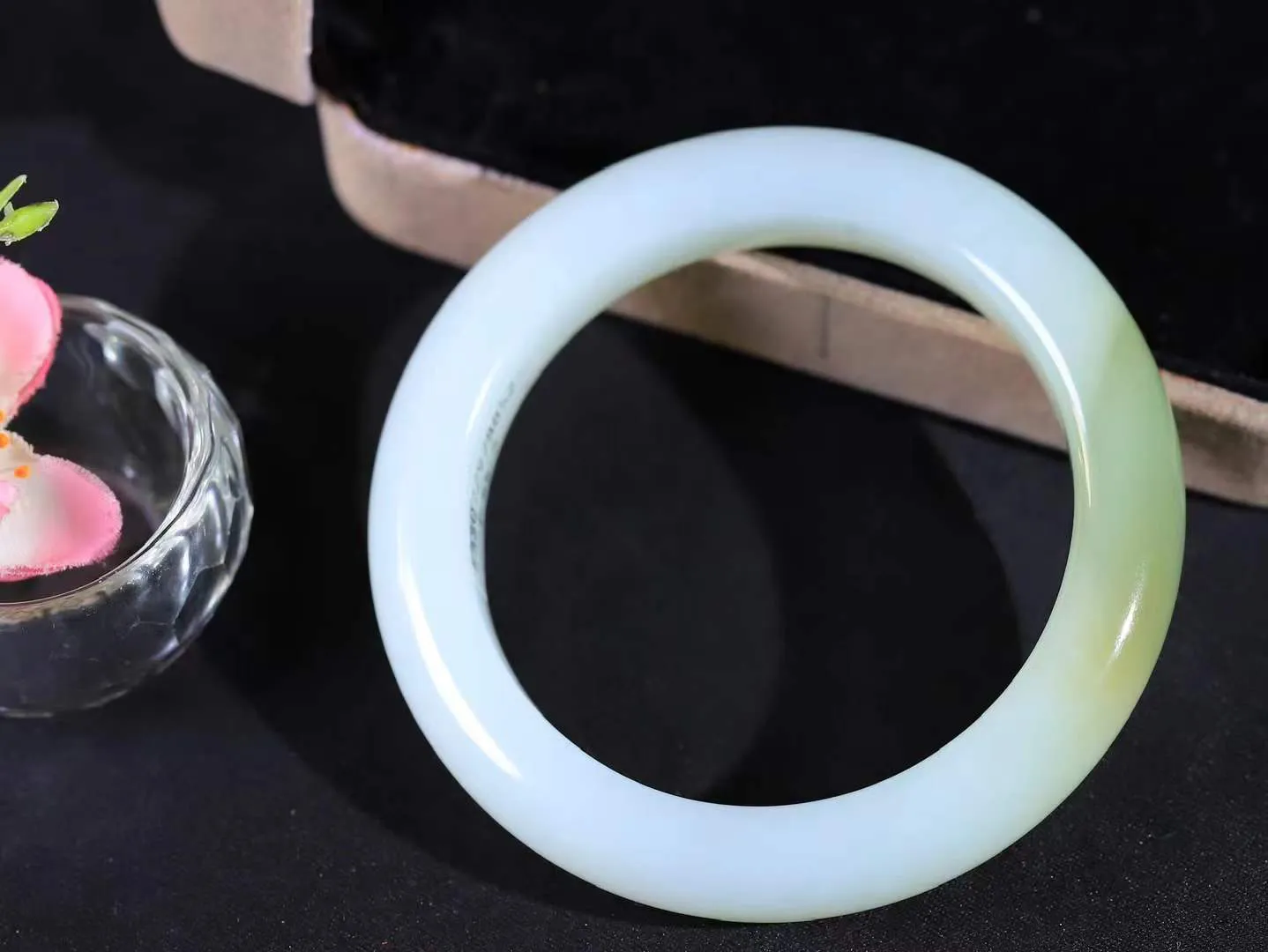 （温柔雅致.手镯）

精品和田玉三色手镯。镯型饱满，温润细腻，脂润沁香。️执一卷书，沏一盏茶，着一袭裙，戴一只镯。淡淡浅笺，素心若兰，静赏玉中诗画。悠悠岁月，芊手轻摘，盛满诗样芳华。重55.4克   尺寸52.5-12.3-9.5mm    FDA-3225100