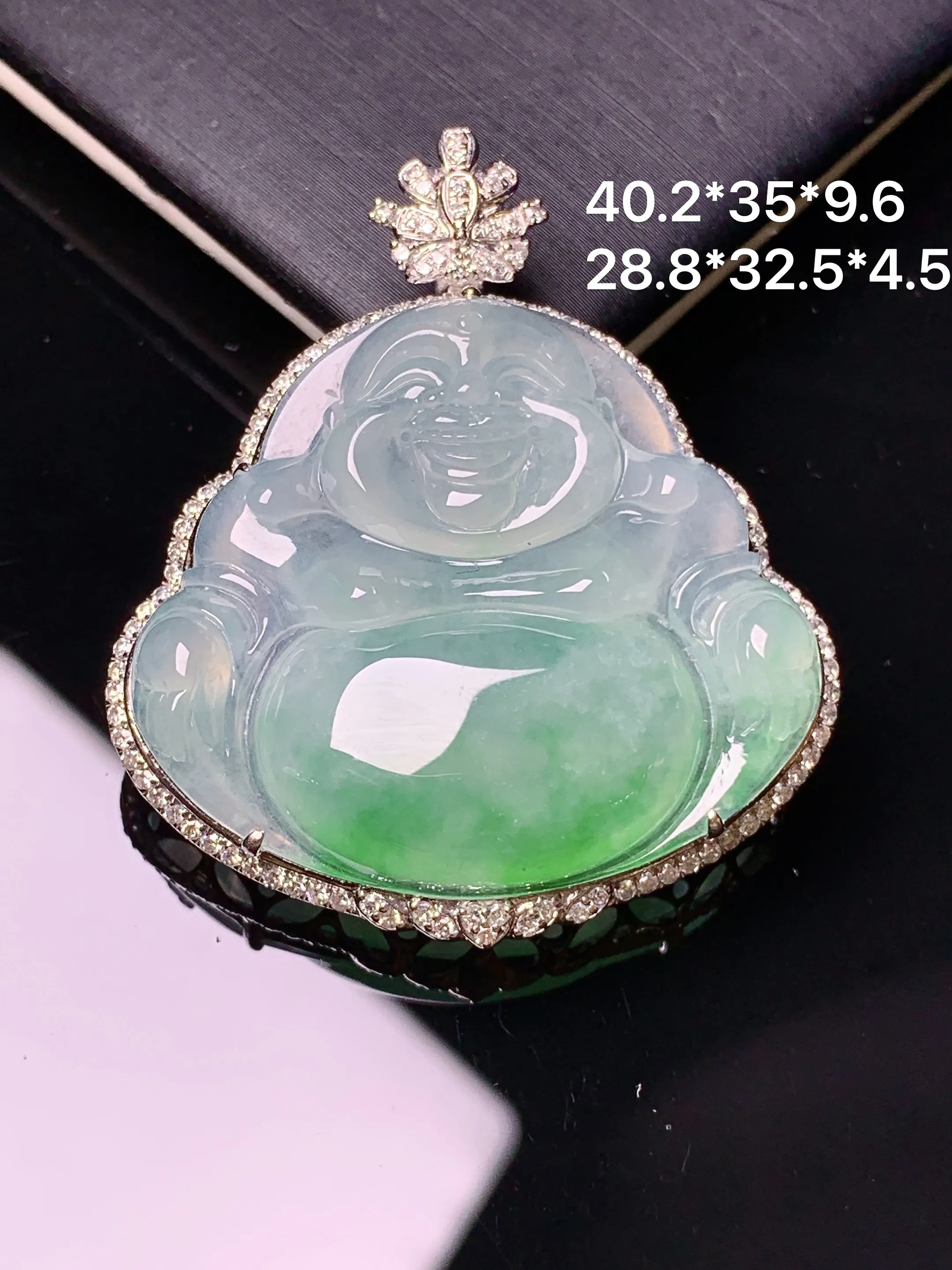 18k金钻镶嵌冰种飘绿佛公吊坠 玉质细腻 色泽清新艳丽 整体尺寸40.2*35*9.6