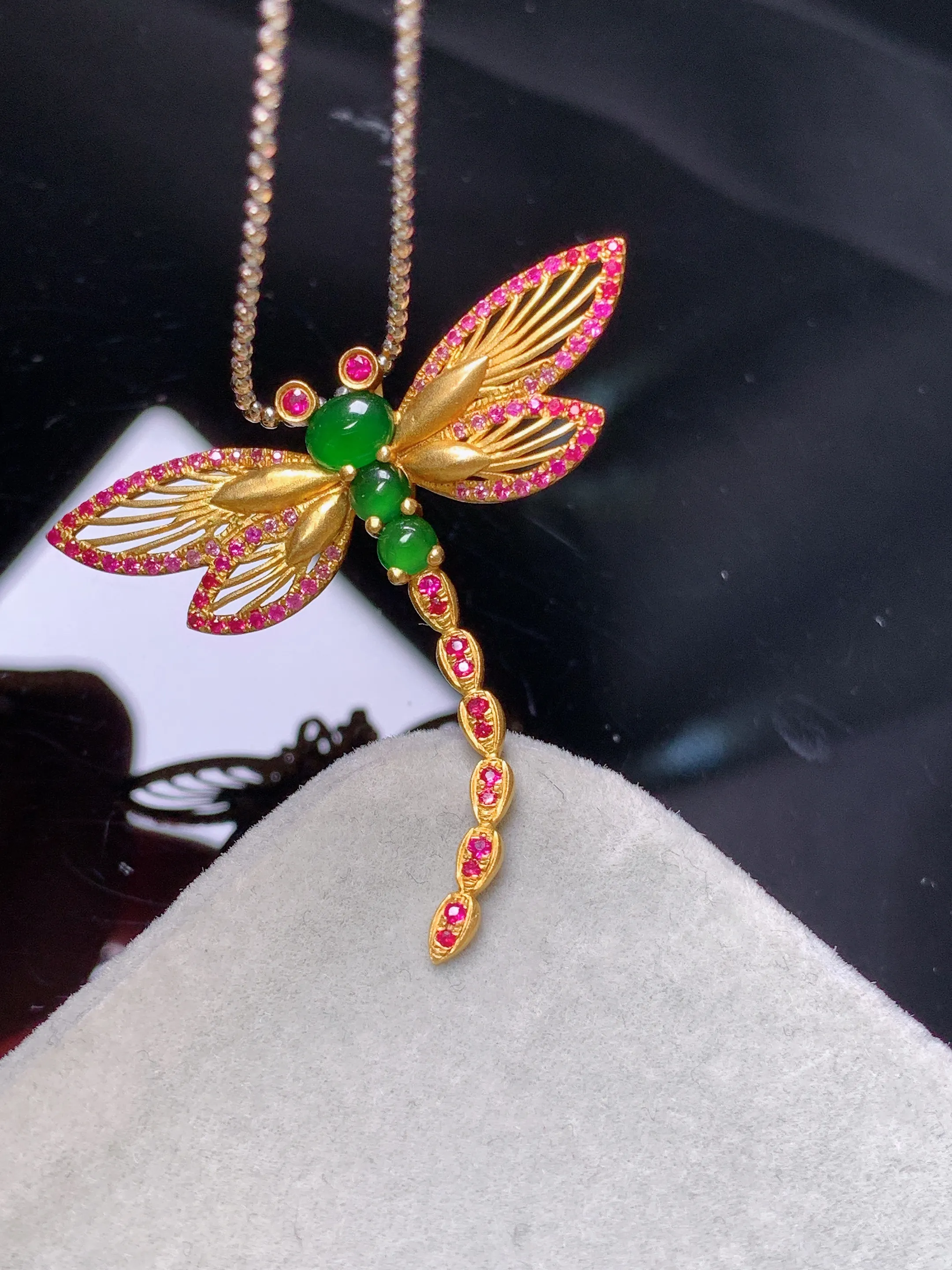 18k金钻镶嵌满绿蛋面蜻蜓吊坠 玉质细腻 色泽清新艳丽 整体尺寸34.5*36.6*4