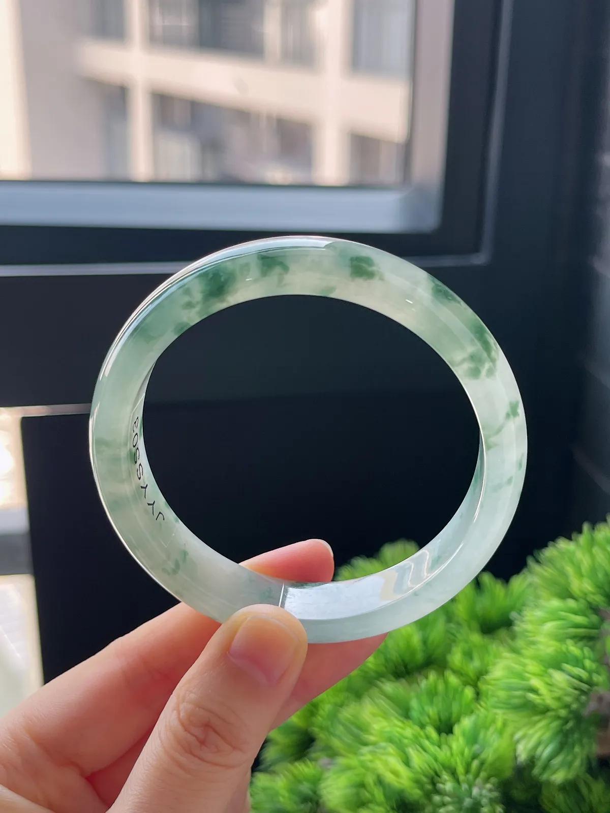 正圈58.8圈口，翡翠冰种飘绿手镯