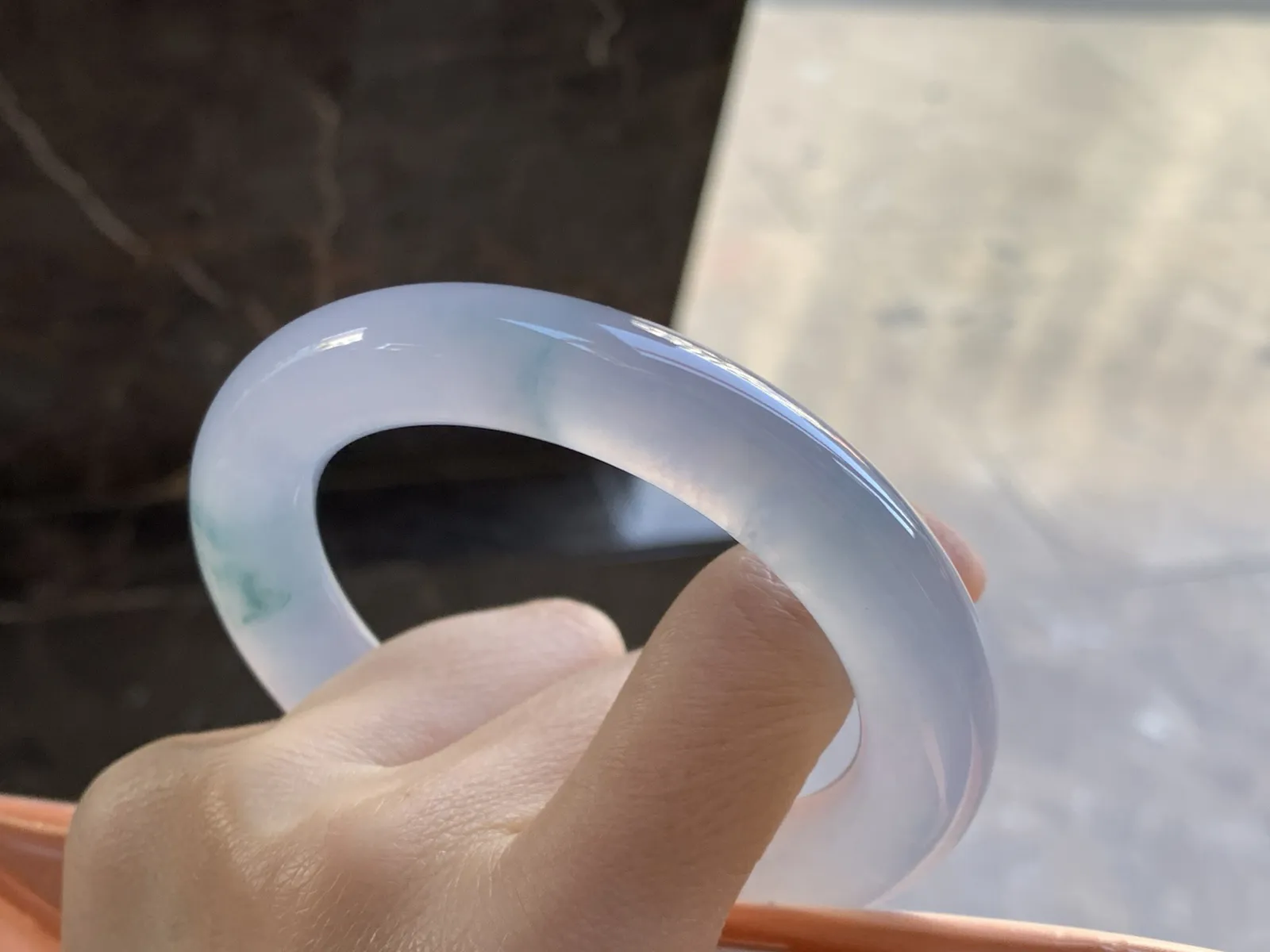 冰味飘花圆条手镯
尺寸：57-11.7-11.8mm
种老肉细 冰味十足