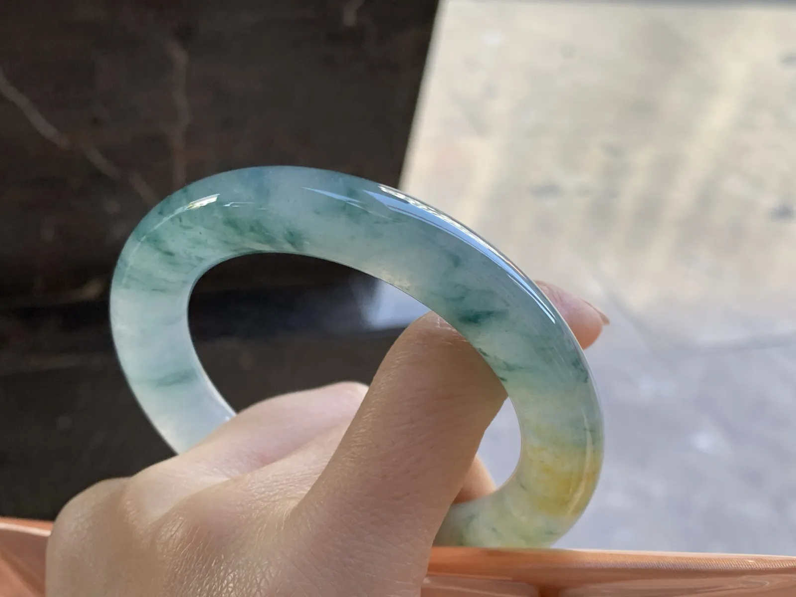 冰味飘花圆条手镯
尺寸：57.2-11.5-11.9mm
种水好 实物漂亮有特色