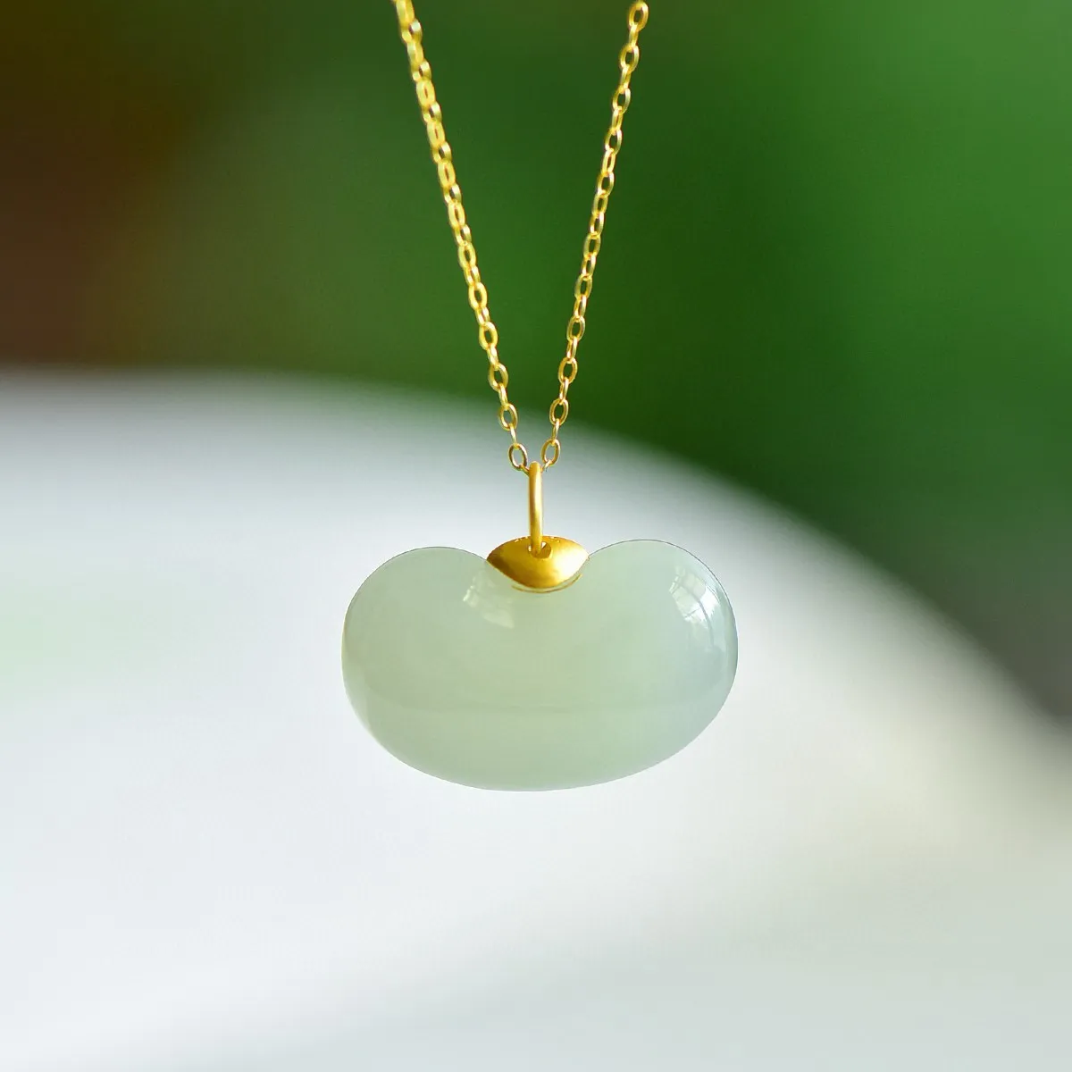 18K金扣镶嵌和田玉晴水福豆吊坠