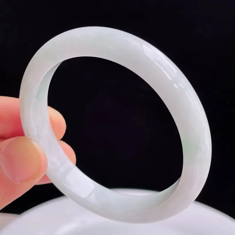 天然翡翠A货飘绿好种水52.8*48mm贵妃手镯35.77克