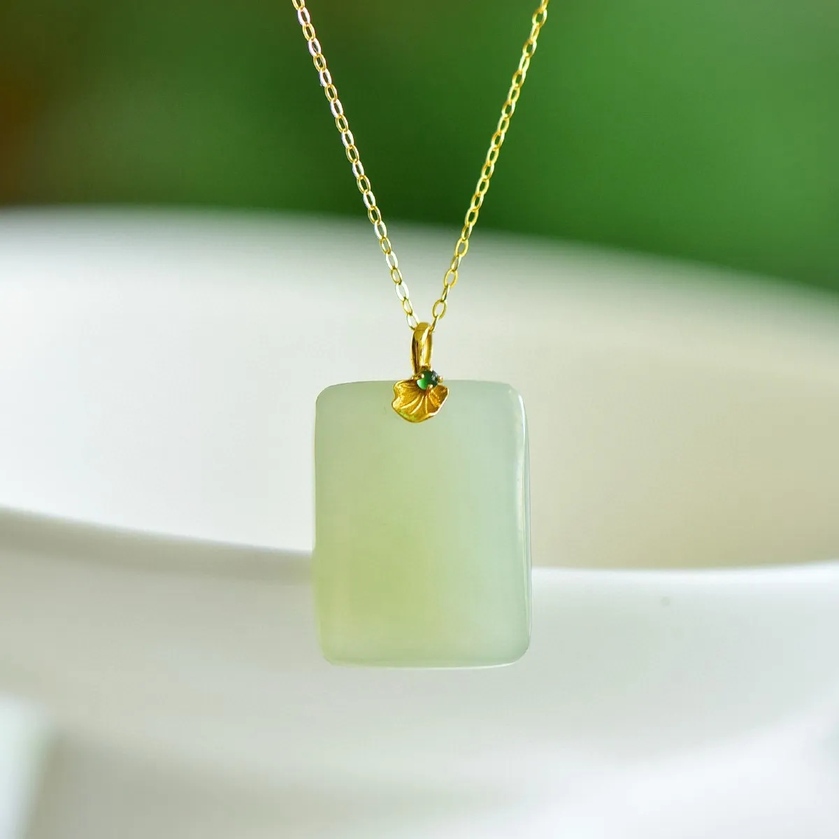 18K金扣镶嵌和田玉晴水小方牌吊坠