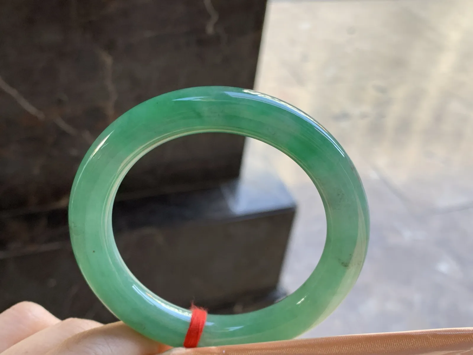 辣绿色色圆条手镯
尺寸：55.7-11.1-10.6mm
颜色浓郁 上手好看