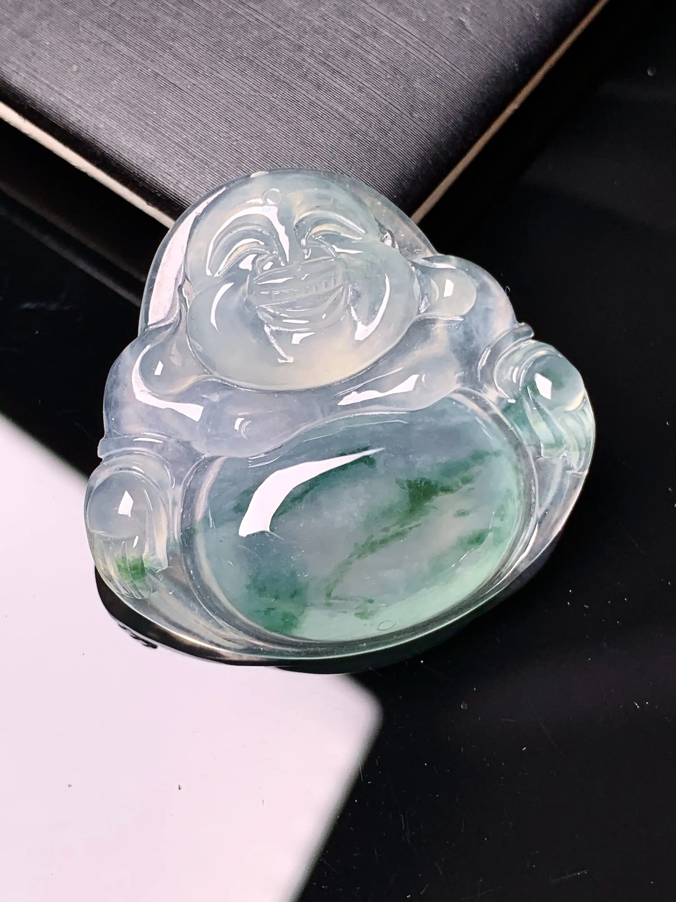 冰种飘绿佛公吊坠 玉质细腻 色泽清新艳丽 整体尺寸31.5*33.2*5.5